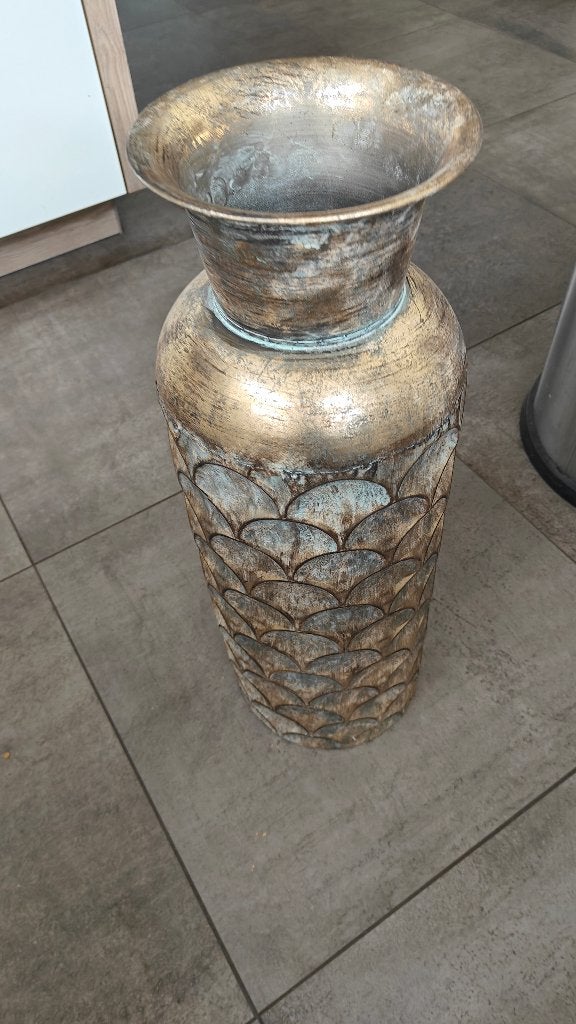 Grote decoratieve metalen vaas – vintage /industrieel design, Ophalen, 63 cm, Zo goed als nieuw, Met patroon/structuur