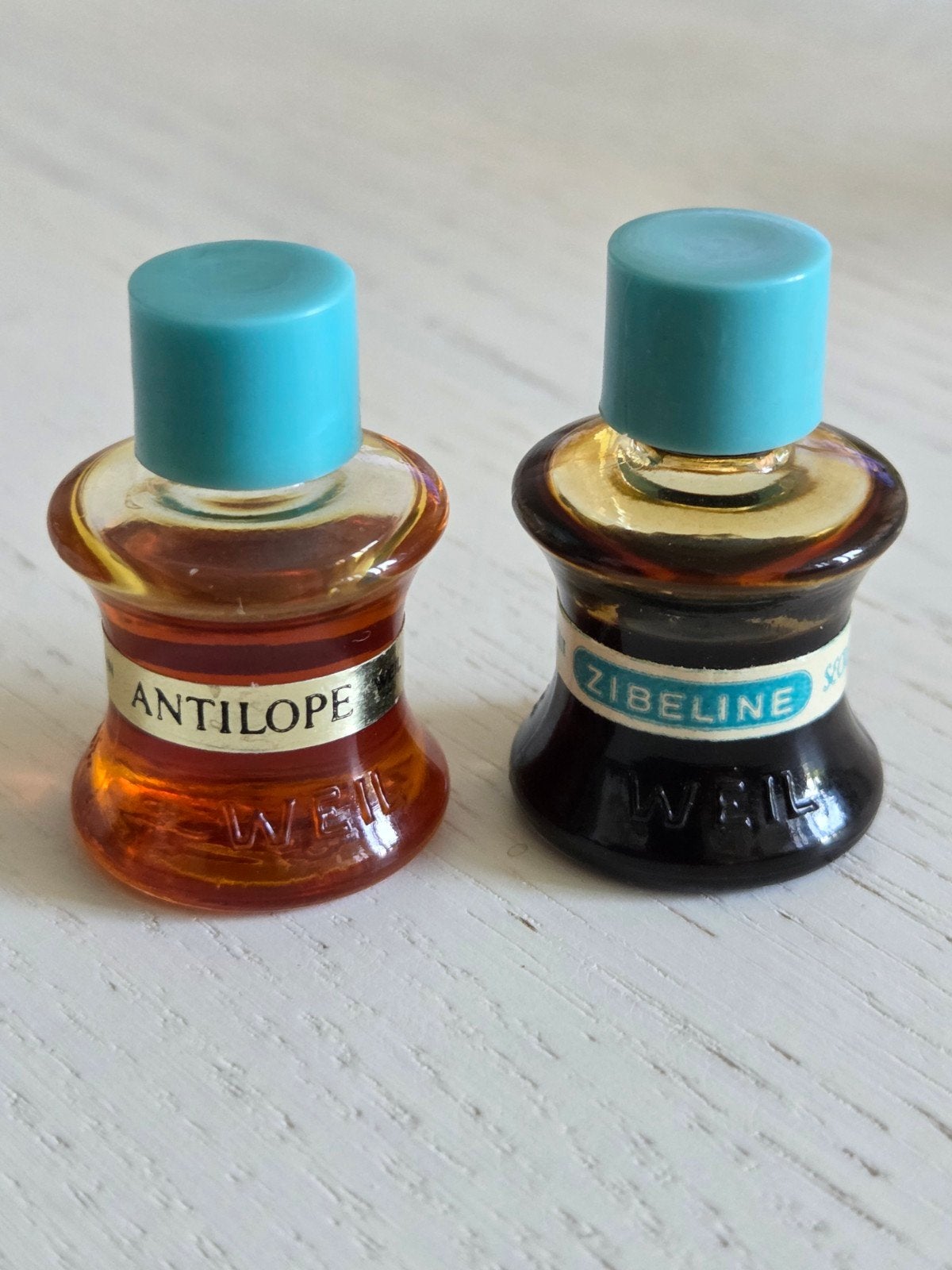 2 flesjes Antilope en Zibeline van Weil, Verzamelen, Parfumverzamelingen, Ophalen of Verzenden, Zo goed als nieuw, Miniatuur, Gevuld