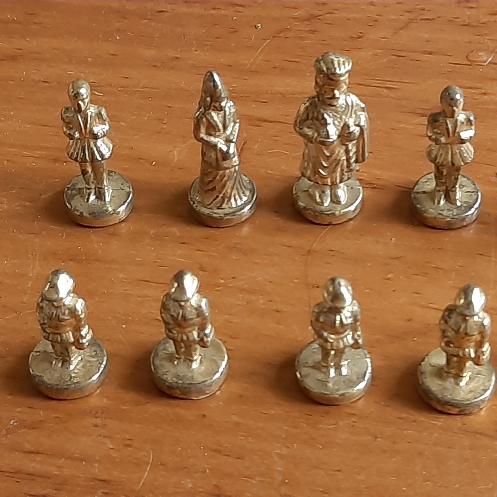 SCHAKEN: 32 Metalen Schaakstukken Goud- en Zilverkleur, Verzenden