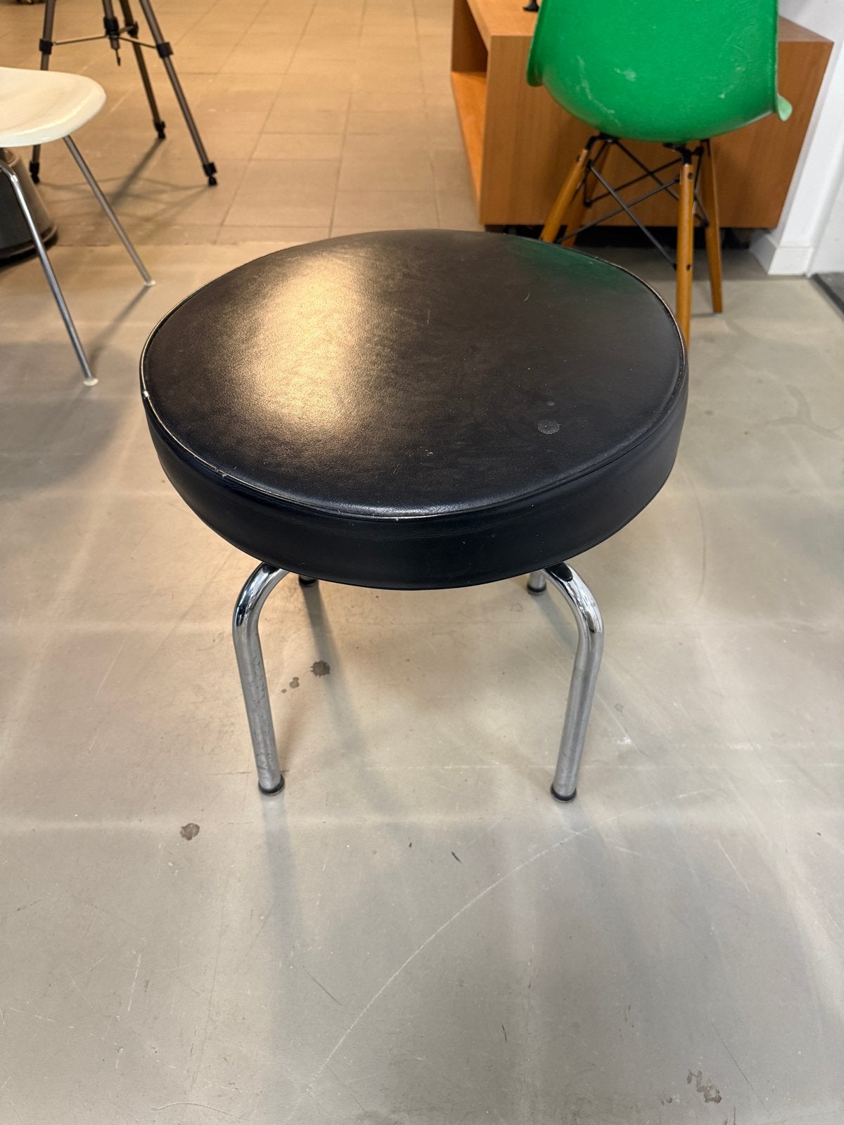 Cassina LC8 look-a-like kruk, draaibaar, Ophalen of Verzenden, Gebruikt, Staal