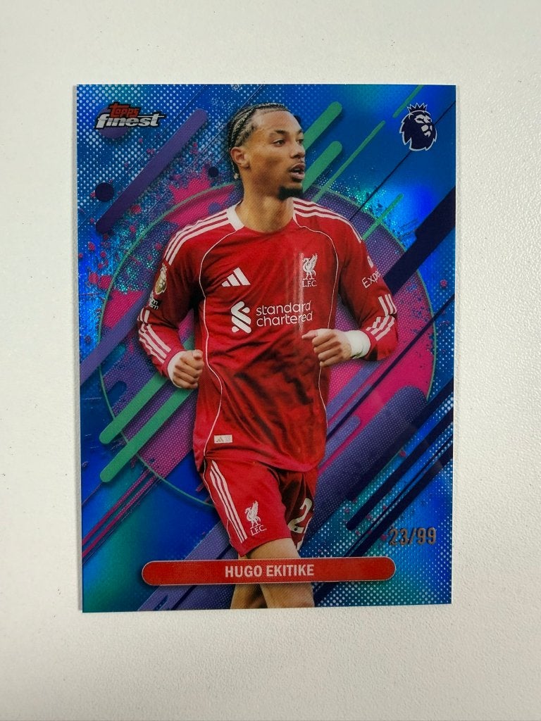 261 Hugo Ekitike /99 Blue Topps Finest Premier League 2026, Ophalen of Verzenden, Nieuw, Buitenlandse clubs, Poster, Plaatje of Sticker