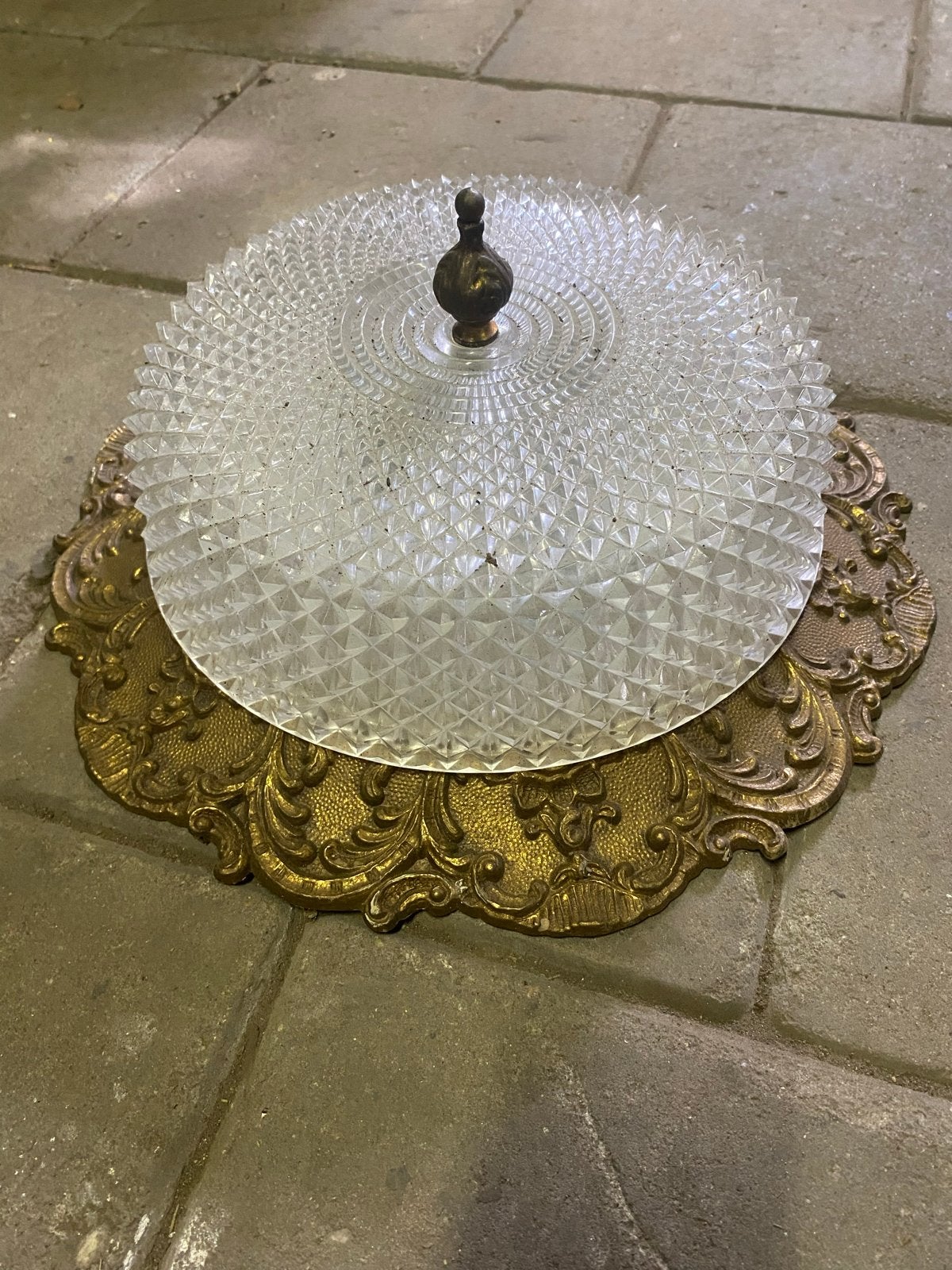 Vintage plafondlamp met messing en glazen kap, Ophalen
