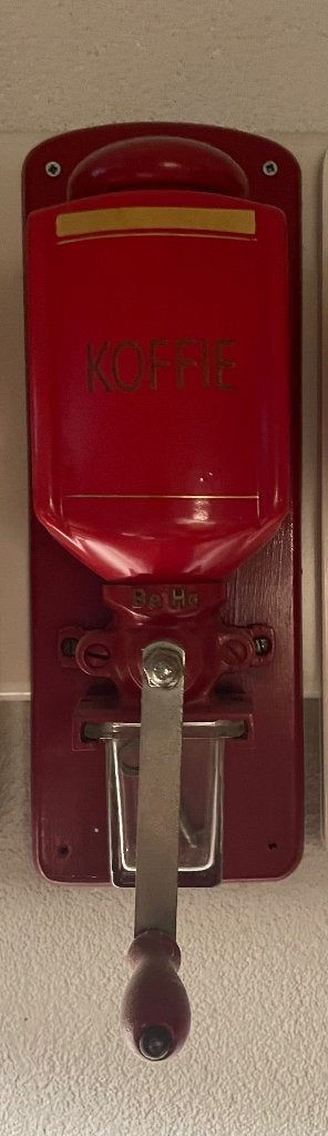 Vintage BeHa wandkoffiemolen jaren 50 – rood/goud – compleet, Ophalen of Verzenden
