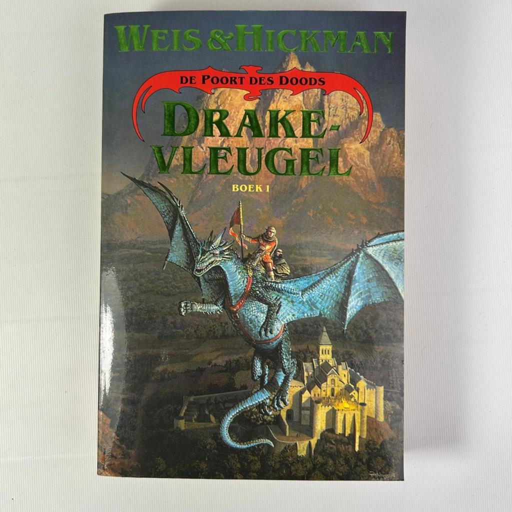 De Poort des Doods: Drakevleugel (Boek 1) - Weis & Hickman, Boeken, Fantasy, Gelezen, Ophalen of Verzenden