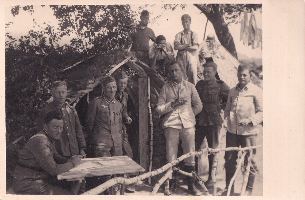 WO2 Foto (1941) – Wehrmacht Soldaat met Camera & Kampement, Foto, Ophalen of Verzenden, Zo goed als nieuw, Voor 1940