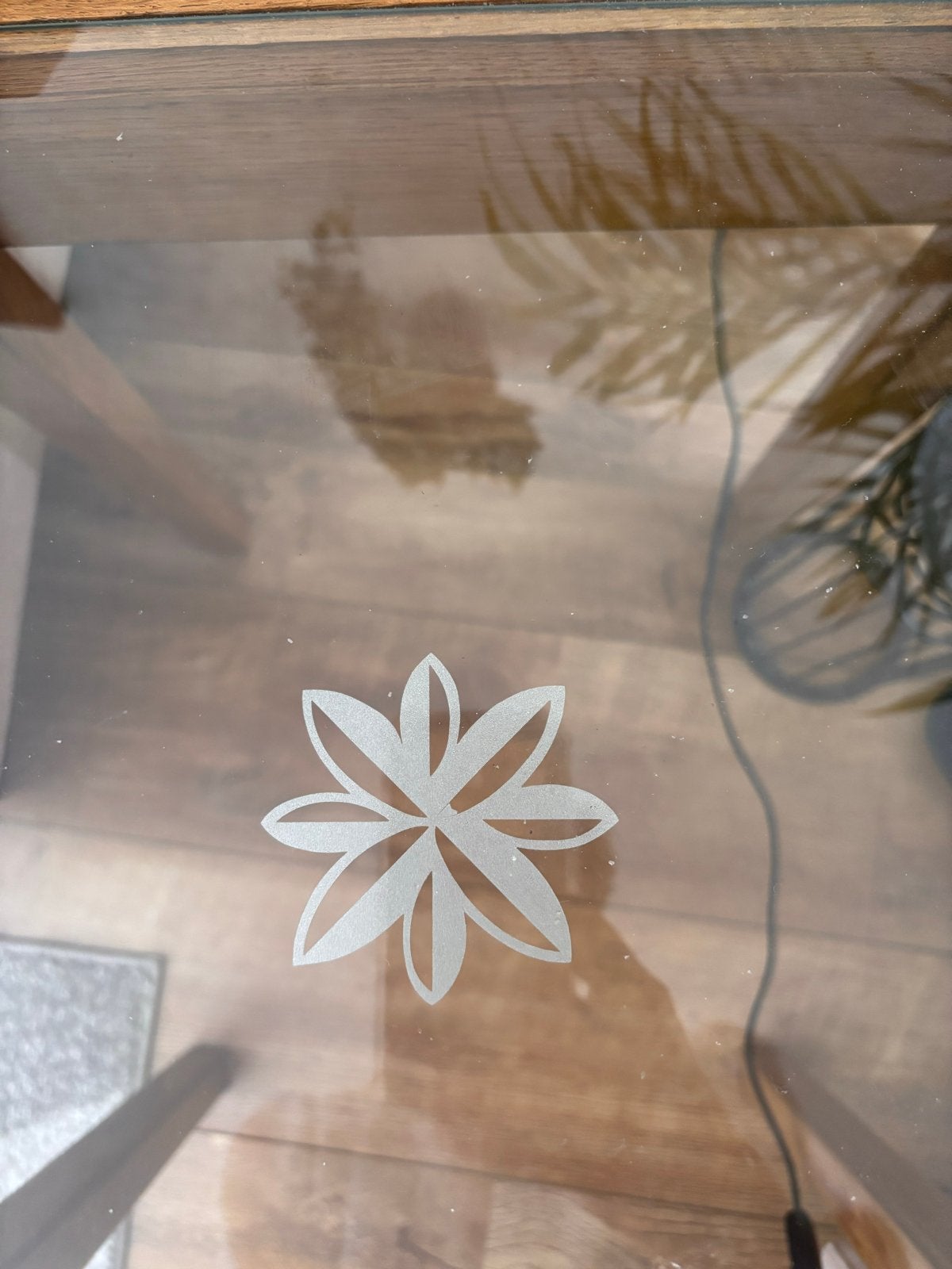 Eiken bijzet tafeltje met geslepen bloem, Minder dan 55 cm, Vierkant, Zo goed als nieuw, Hout