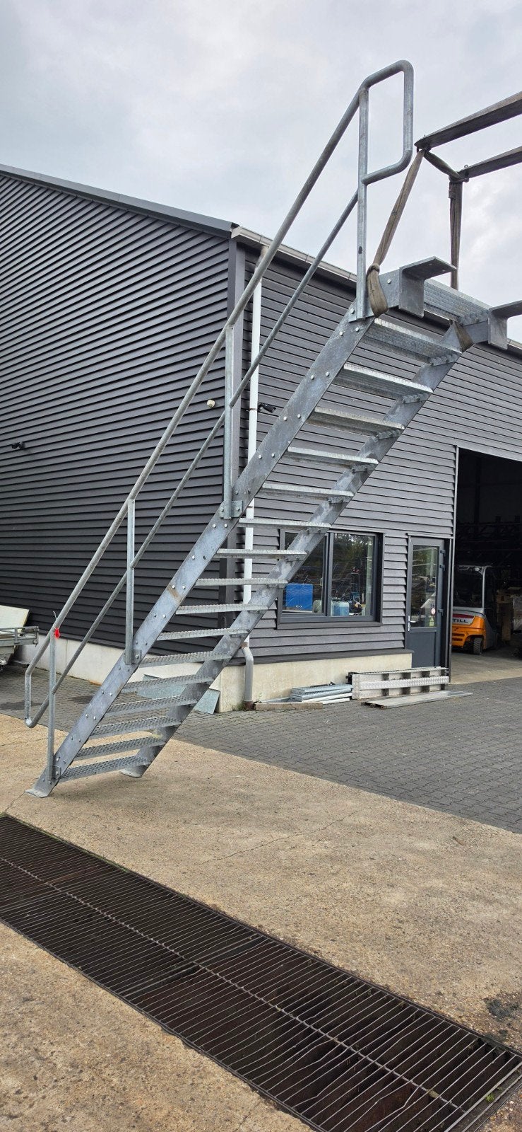 stalen trap gegalv hoog 3,4mtr nor126, Doe-het-zelf en Verbouw, Ophalen of Verzenden, Zo goed als nieuw, 2 tot 4 meter