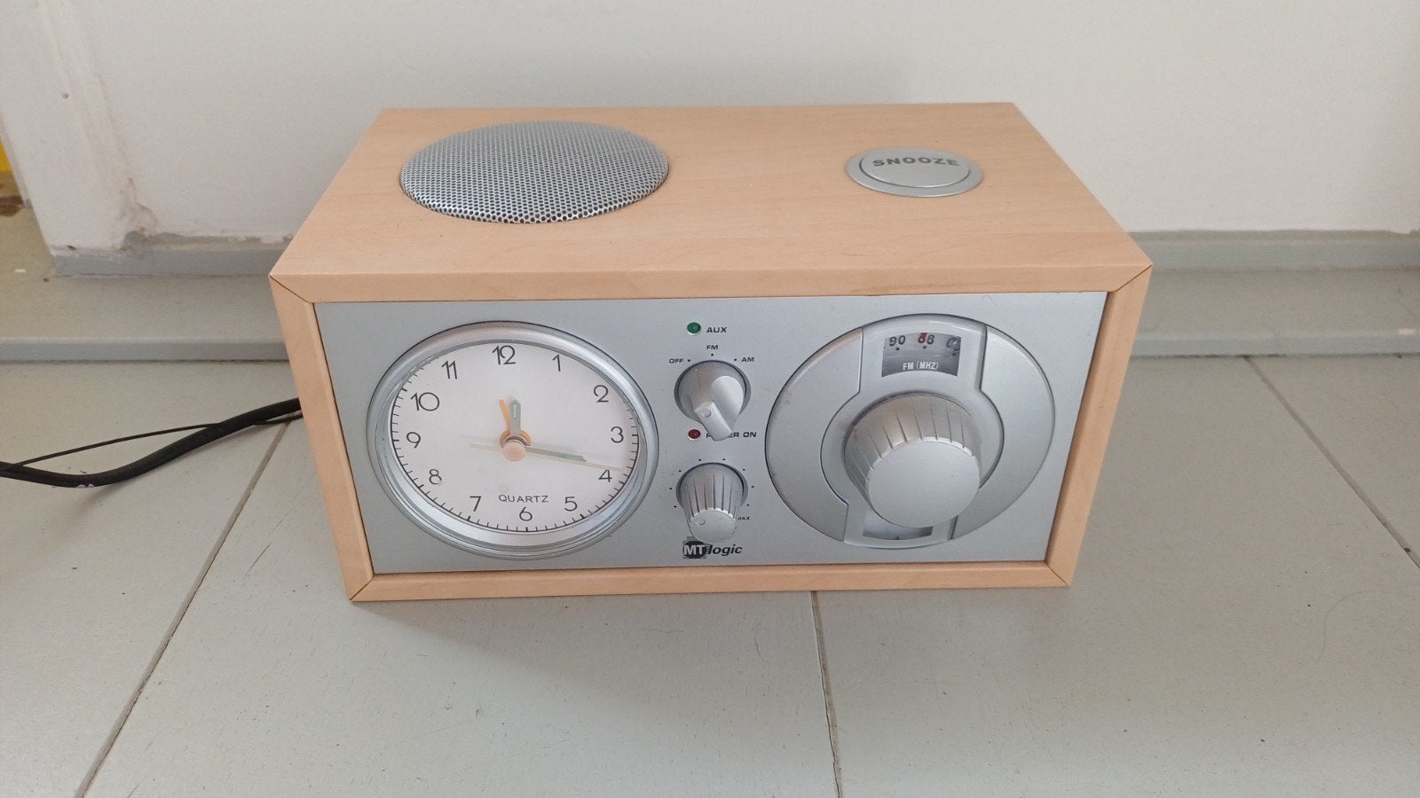 MT Logic Radio met Klok en Alarmfunctie - Houtlook, Ophalen of Verzenden, Gebruikt, Radio
