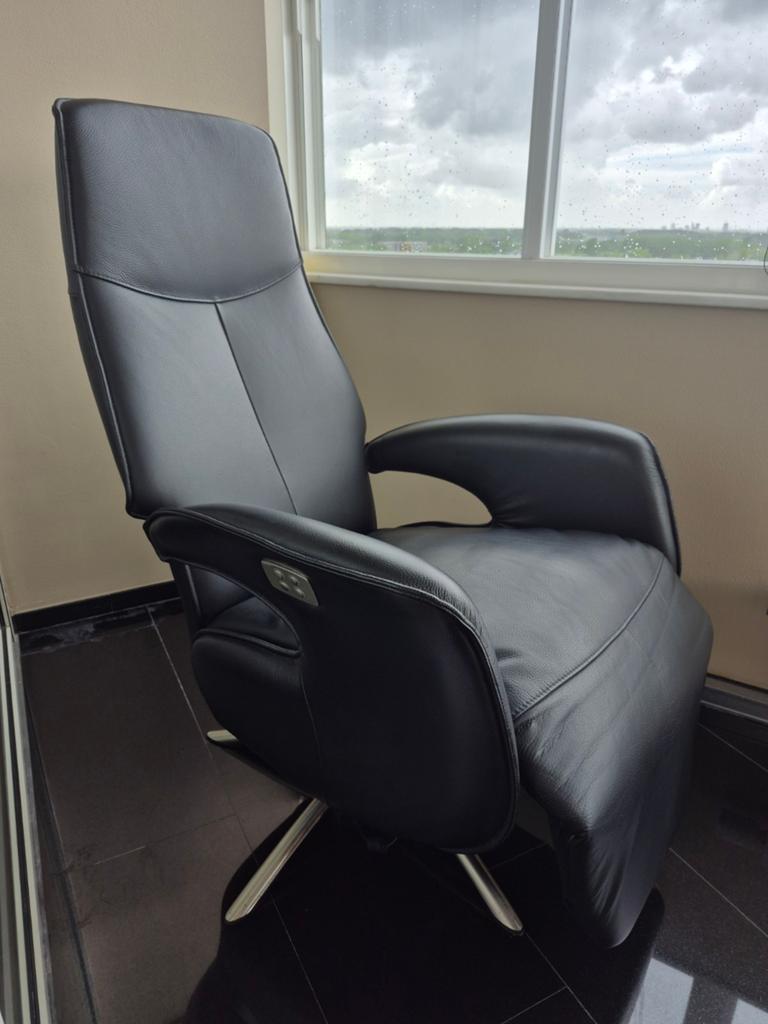Fauteuil zwart leer elektrische verstelbaar, Huis en Inrichting, Fauteuils, Ophalen, Zo goed als nieuw, Modern, 50 tot 75 cm