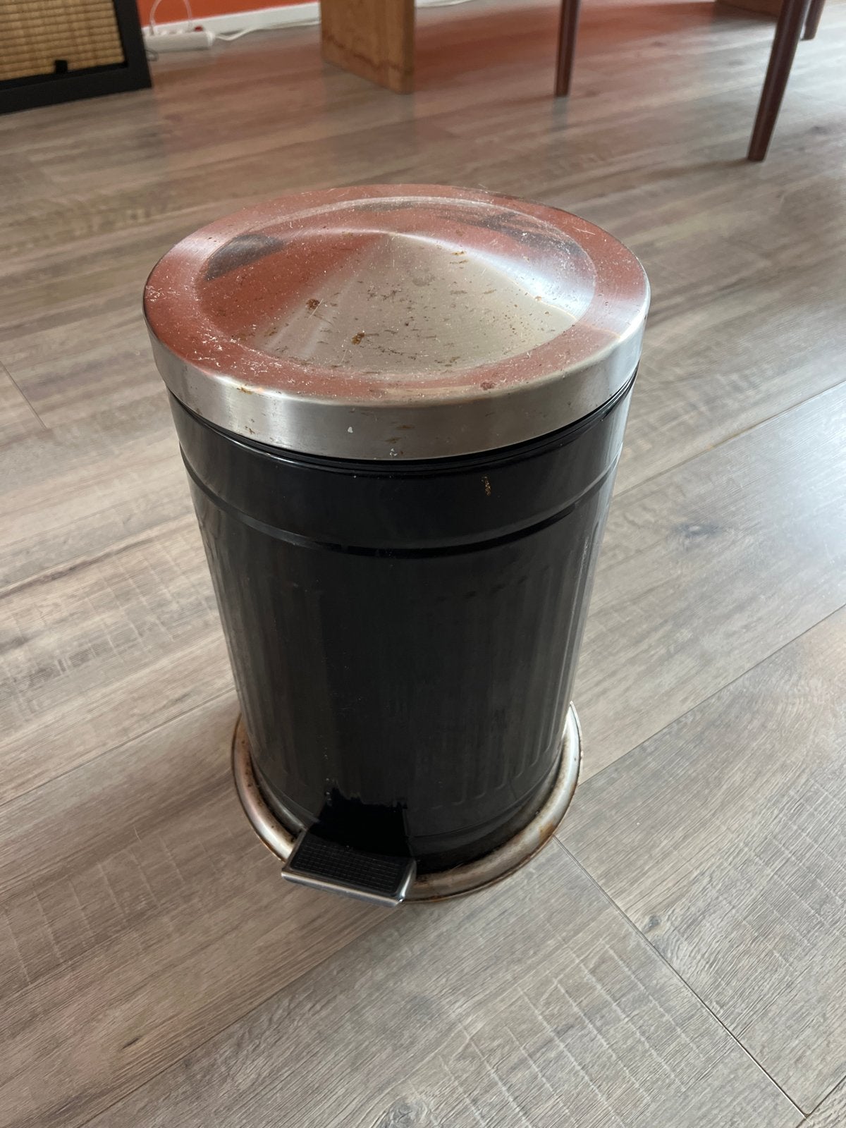 Oude en beschadigde prullenbak met pedaal (GRATIS), Ophalen, Gebruikt, Metaal, Met pedaal