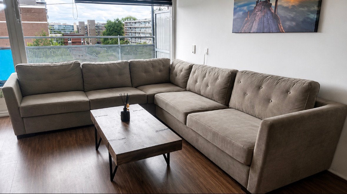 Comfortabele taupe bank - gebruikt, Huis en Inrichting, Banken | Bankstellen, Ophalen, 250 tot 300 cm, Gebruikt, Hoekbank