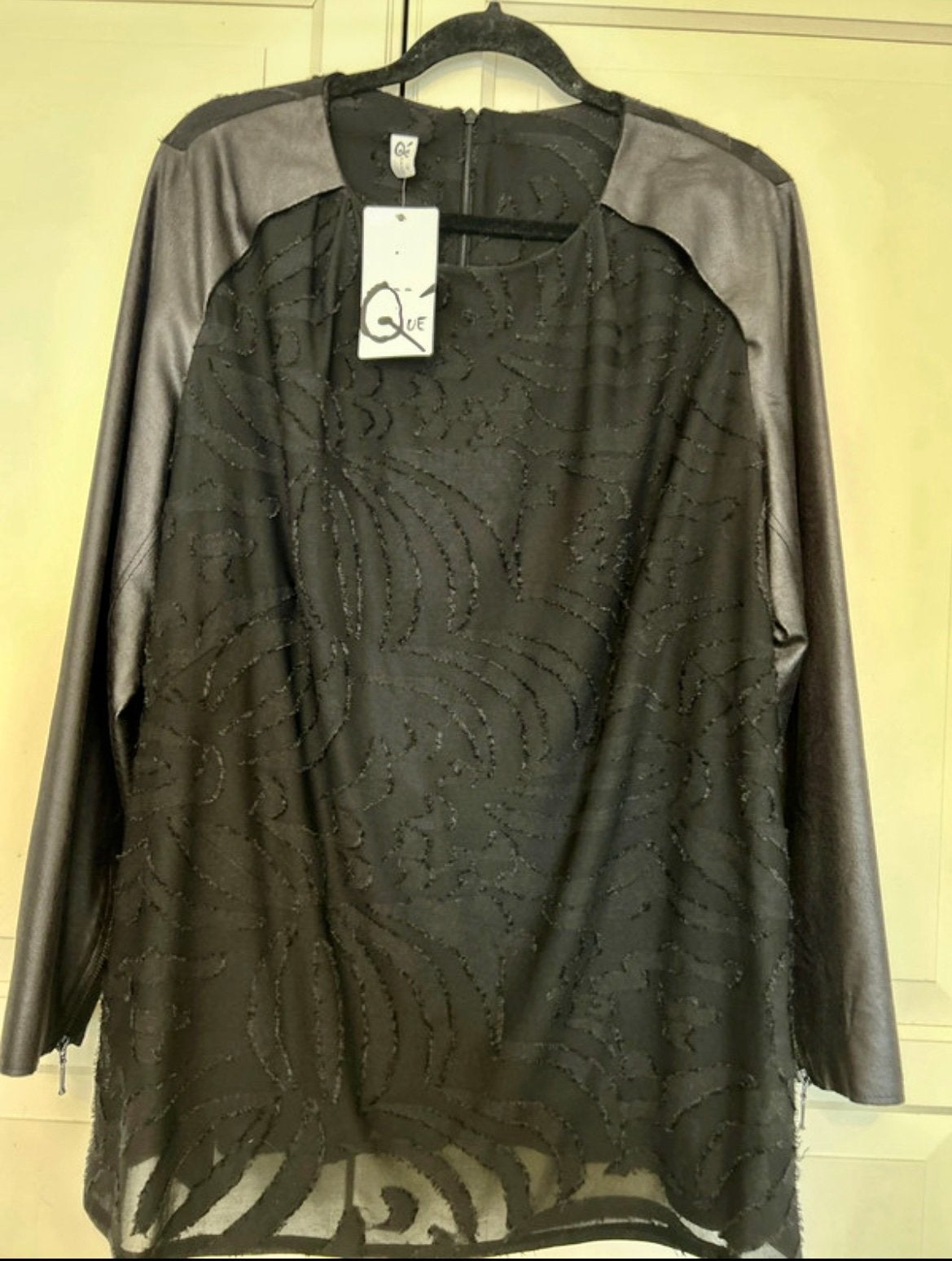 Que! Luxe zwarte blouse  42-44, Ophalen of Verzenden, Nieuw, Zwart, Blouse of Tuniek