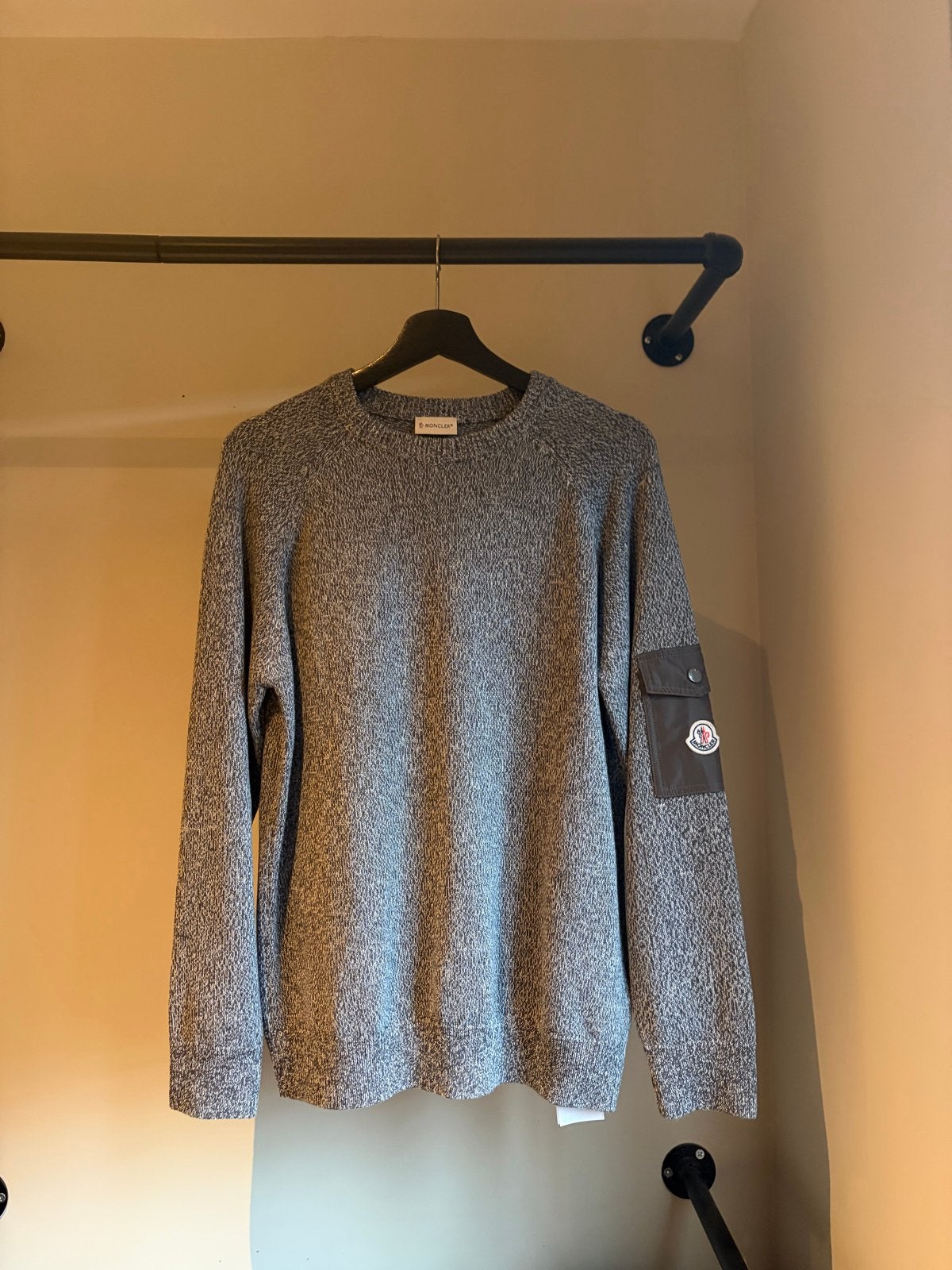 Moncler trui met zakje op de mouw - Maat M, Ophalen of Verzenden, Zo goed als nieuw, Maat 48/50 (M), Grijs