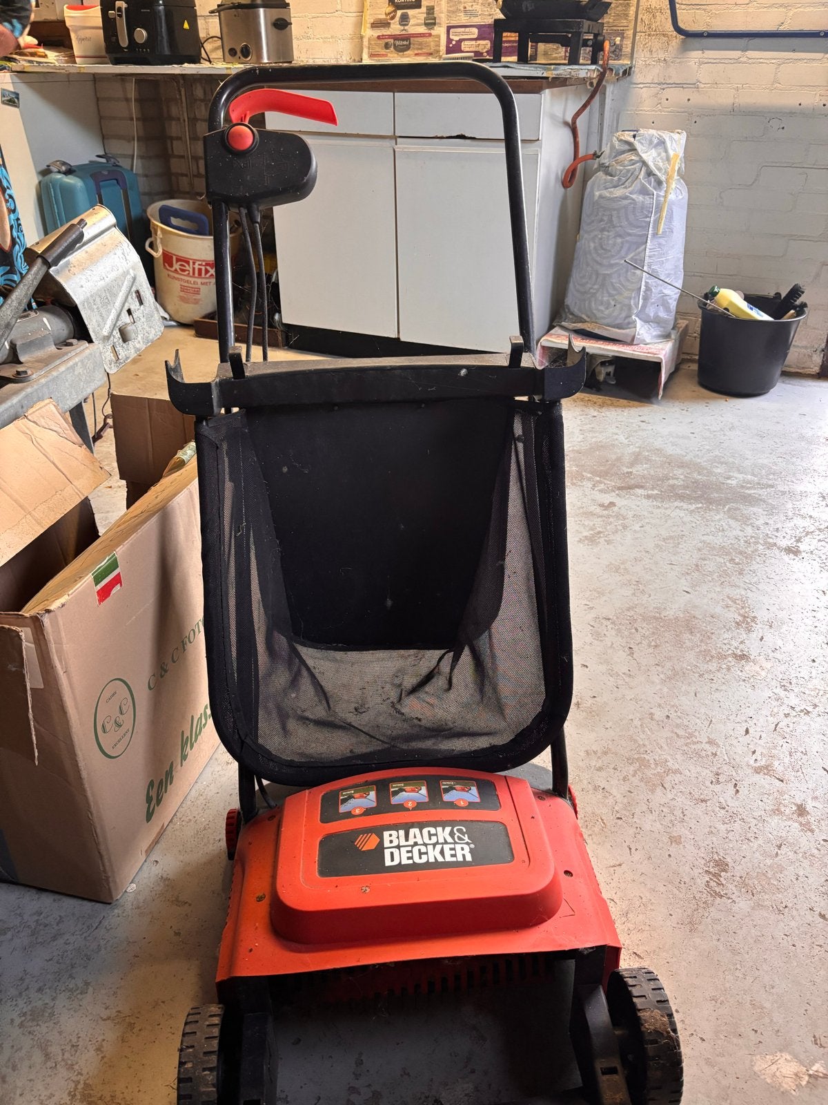 Black & Decker Verticuteermachine met opvangbak, Ophalen, Gebruikt, Elektrisch