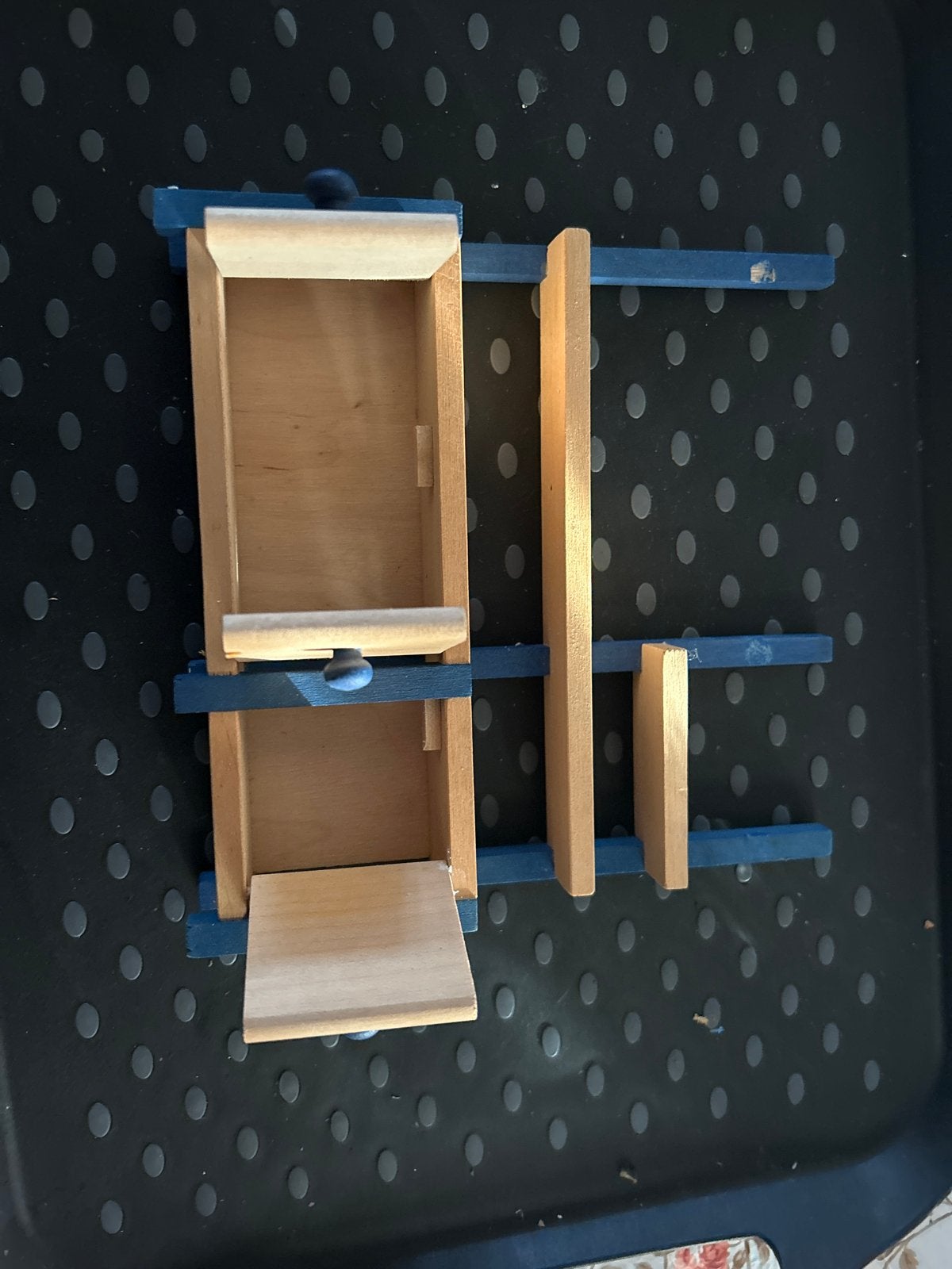 Miniatuur houten ladekastje met blauwe accenten, Ophalen, Gebruikt