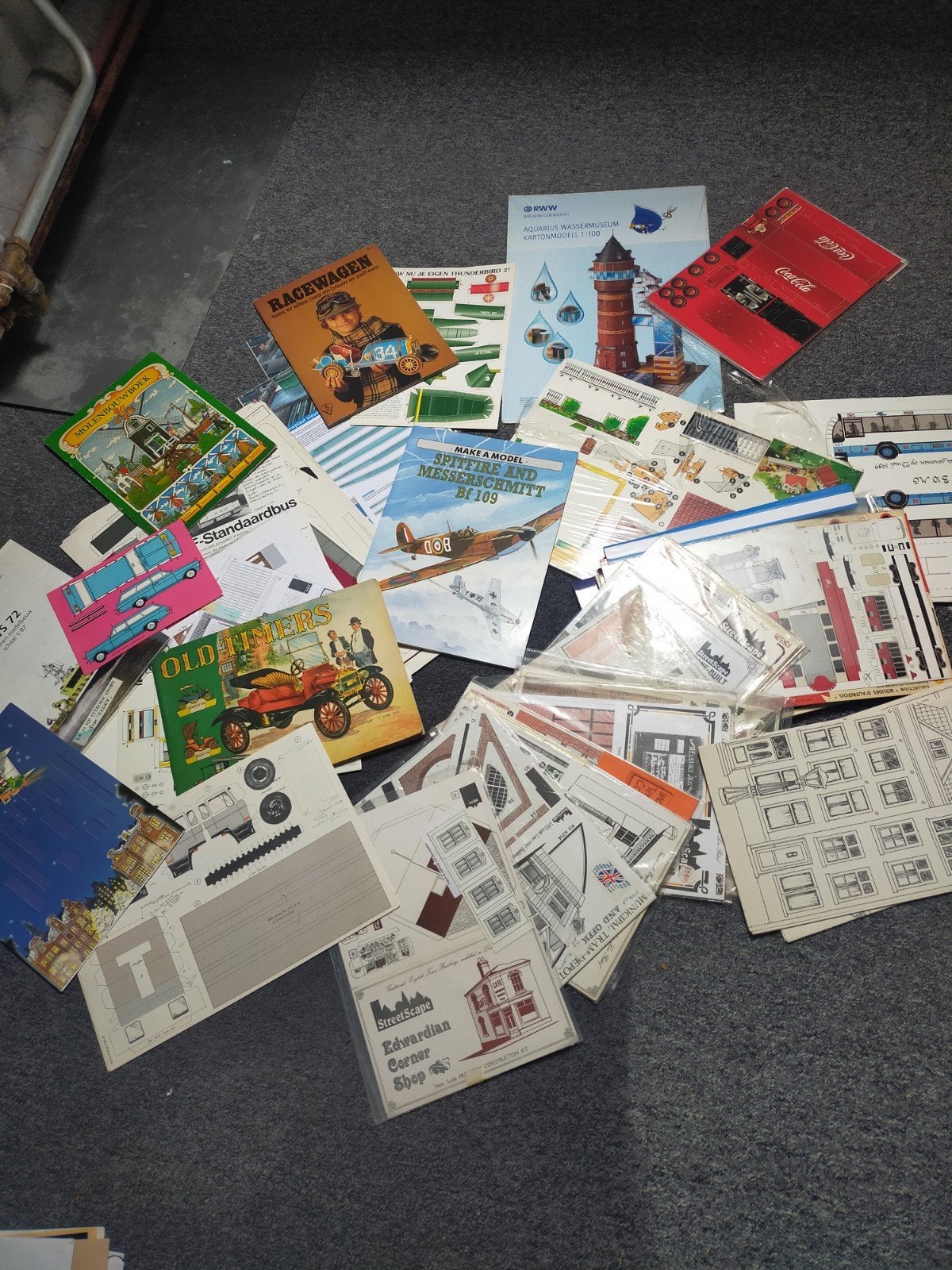 Diverse papieren modelbouw kits en boeken, Ophalen of Verzenden, Gebruikt, Overige typen, Overige merken
