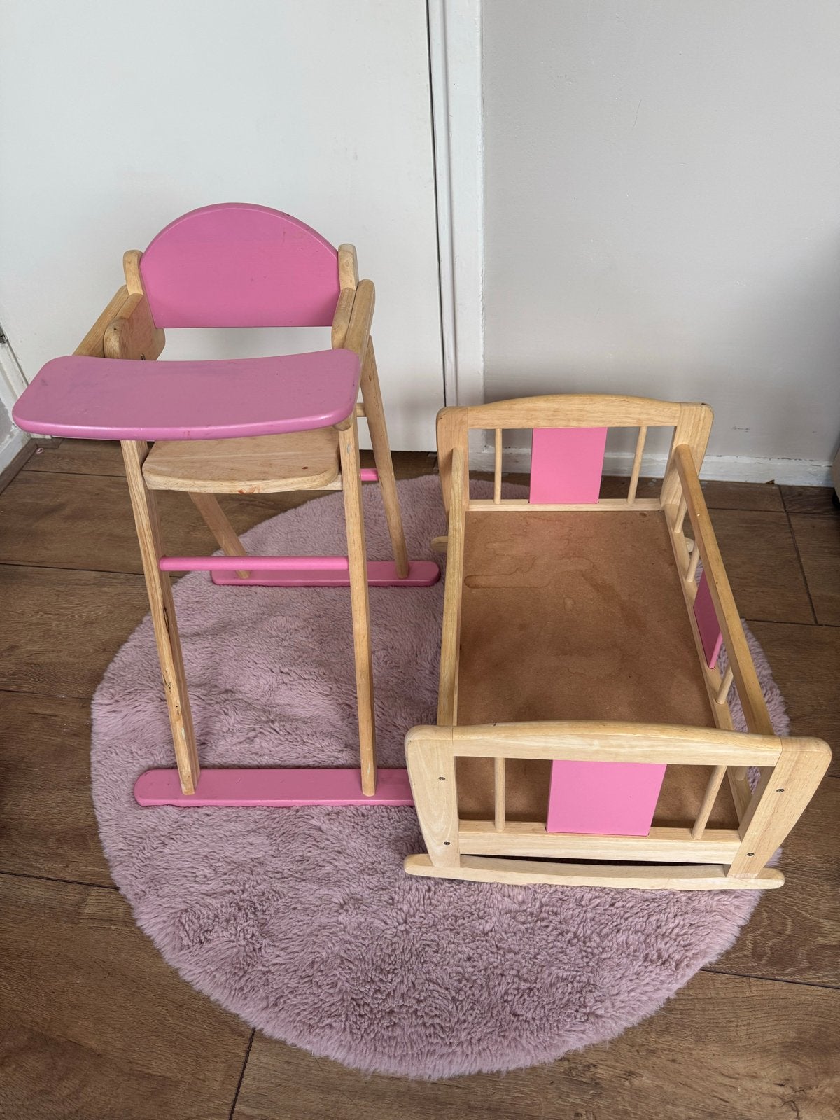 Houten speelgoedset: kinderstoel en wieg in roze, Ophalen, Gebruikt, Meubelstuk of Keukentje