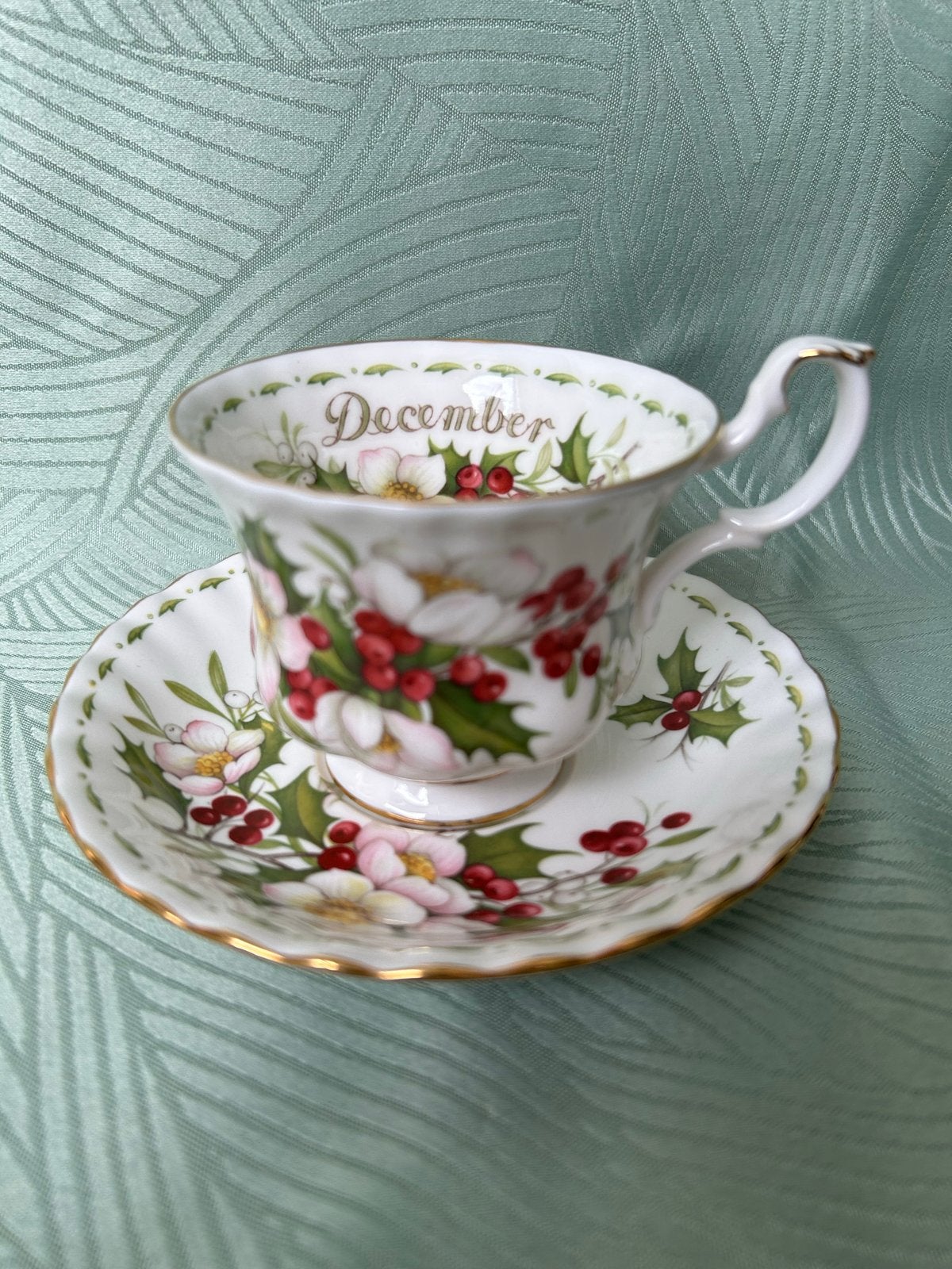 Royal Albert December Kerst Roos Kop en Schotel, Gebruikt, Klassiek, Ophalen of Verzenden, Kop(pen) en/of Schotel(s)