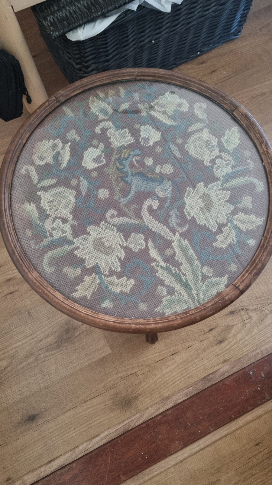 Klein Bijzettafeltje met Geborduurd Blad en Glasplaat, Ophalen, Minder dan 45 cm, Minder dan 55 cm, Gebruikt