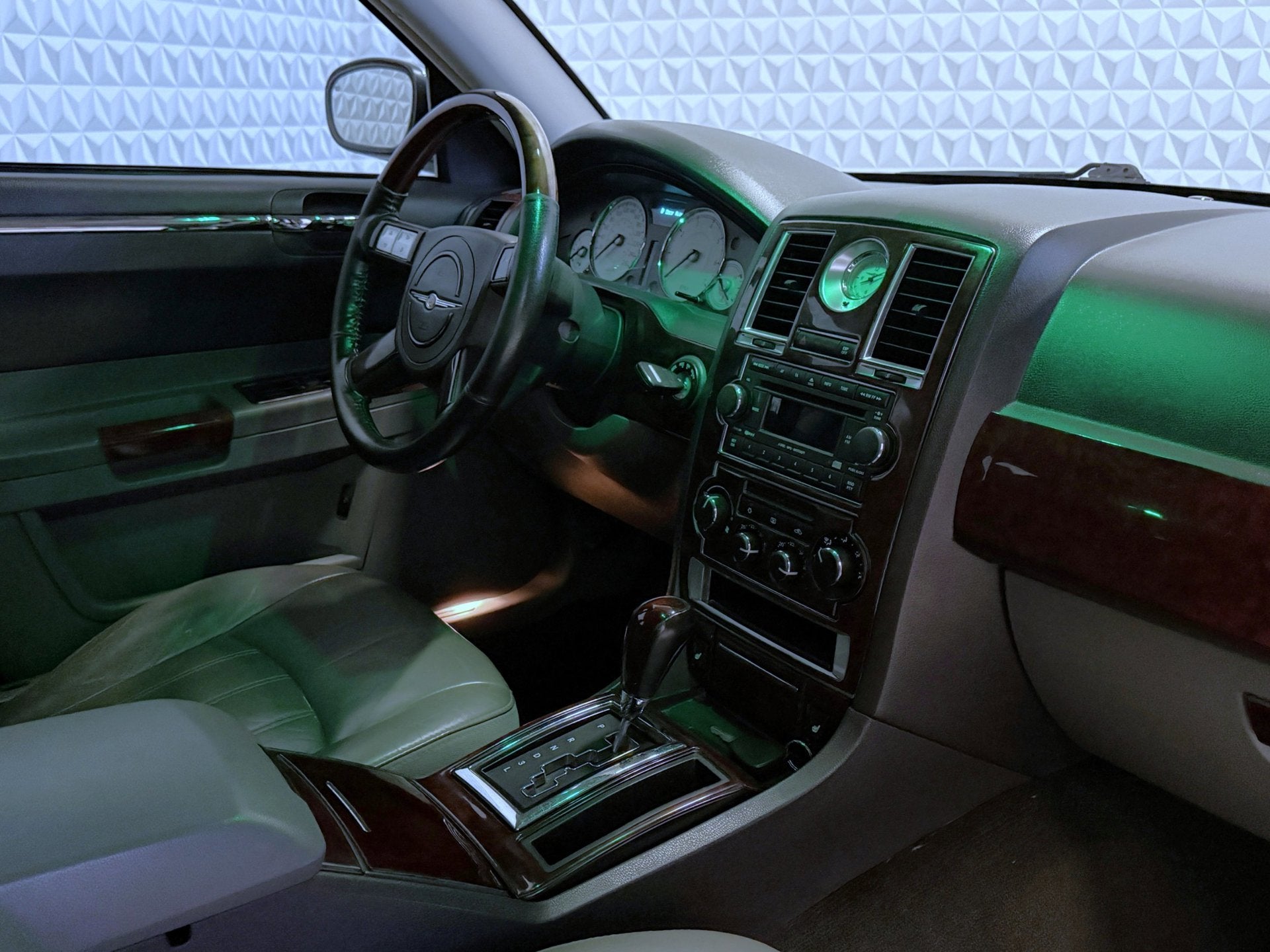 Chrysler 300C 2.7 V6 met VLEUGELDEUREN! 152.000km (2004), Auto's, Chrysler, Gebruikt, Leder, Bedrijf, Grijs