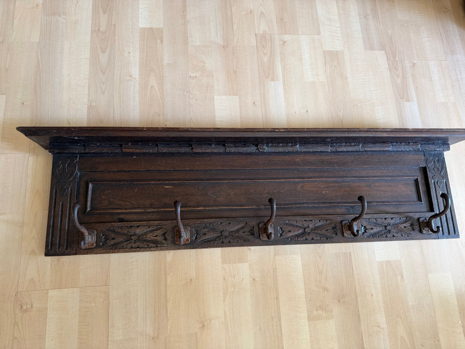 Antieke kapstok met snijwerk massief hout - Mechelse stijl, Wandkapstok, Gebruikt, Ophalen of Verzenden, Minder dan 100 cm