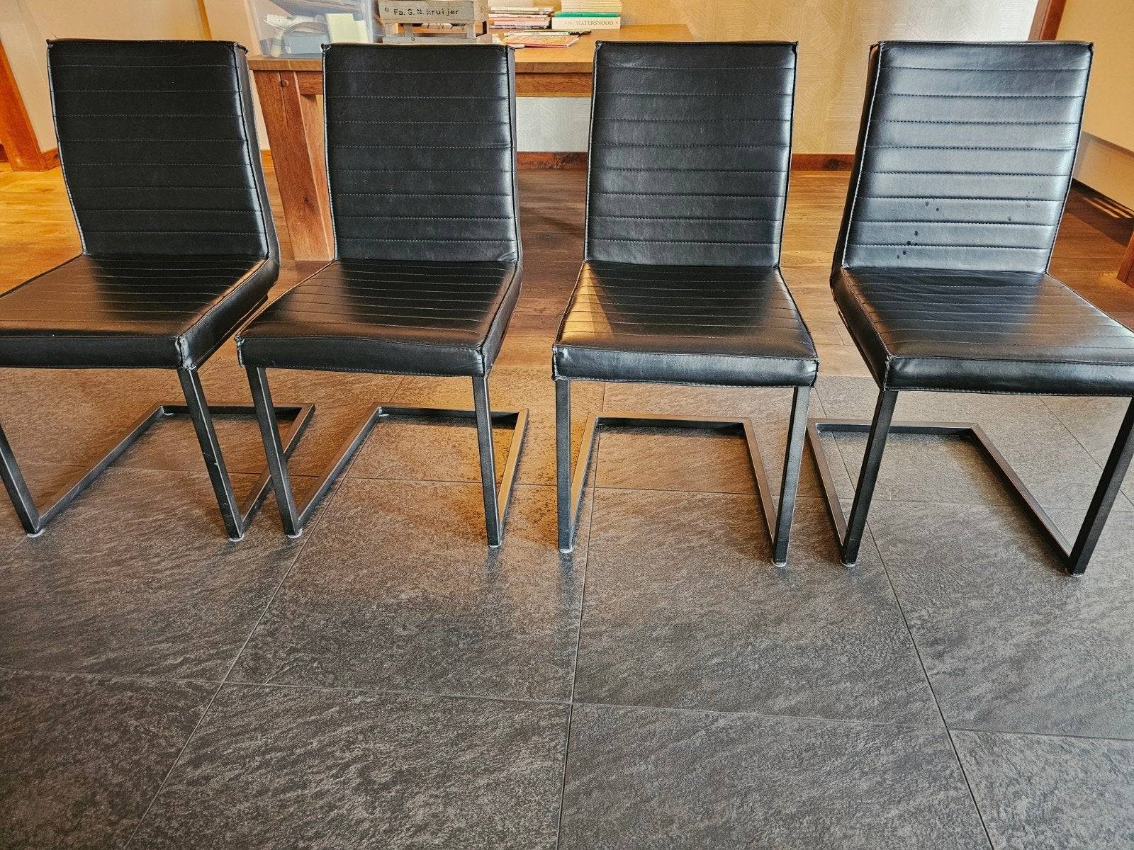 Set van 4 zwarte eetkamerstoelen met metalen frame, Ophalen, Gebruikt, Zwart, Vier