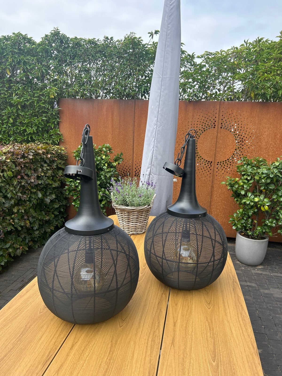 TWEE ZWARTE METALEN HANGLAMPEN, Huis en Inrichting, Ophalen, Zo goed als nieuw, Metaal, Overige fittingen