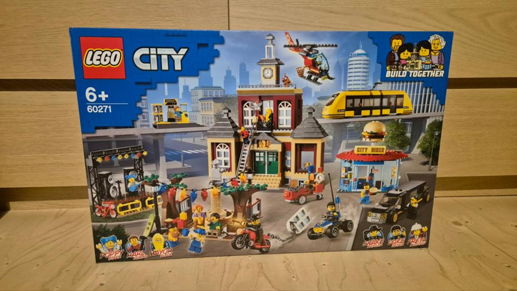 LEGO City 60271 Hoofdplein - Nieuw in doos, Kinderen en Baby's, Speelgoed | Duplo en Lego, Nieuw, Lego, Complete set, Compleet