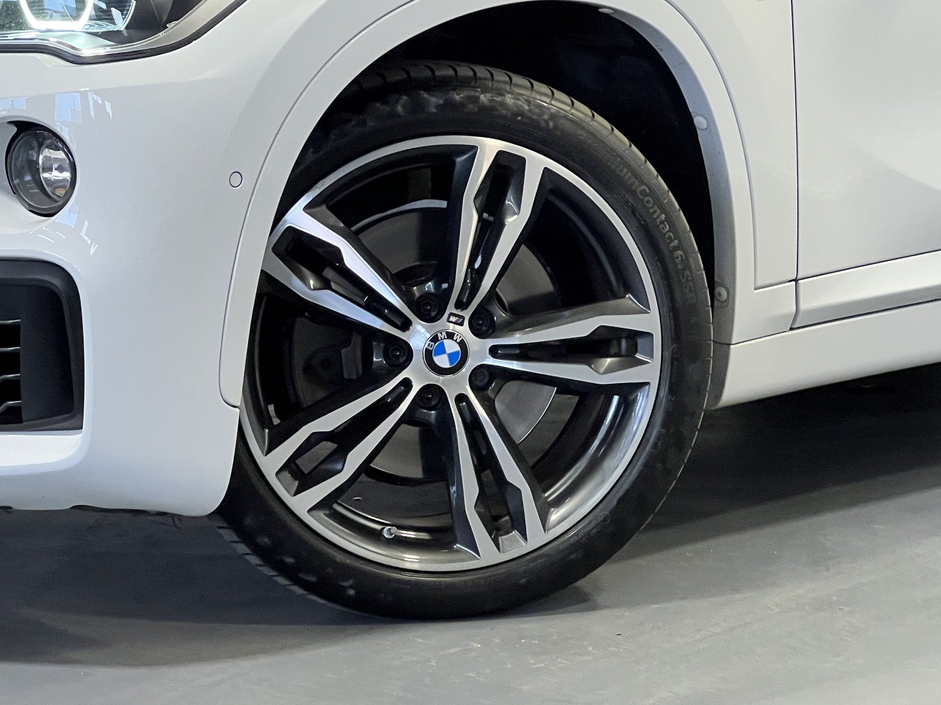 BMW X1 sDrive20i M-sport Executive Edition Panoramadak | Tre, Auto's, 1998 cc, Parkeerassistent, Alcantara, Wit
