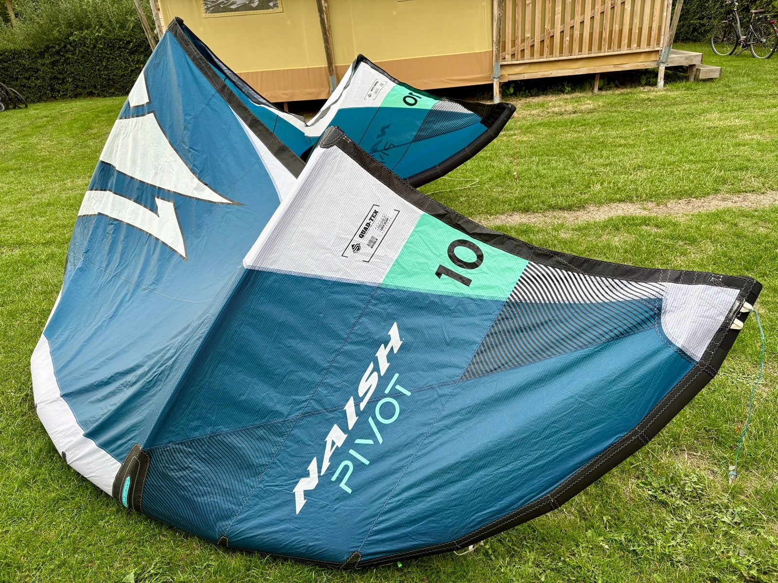 Naish Pivot 10m² - Zo goed als nieuw, 10 m², Geen board, Ophalen of Verzenden, Zo goed als nieuw