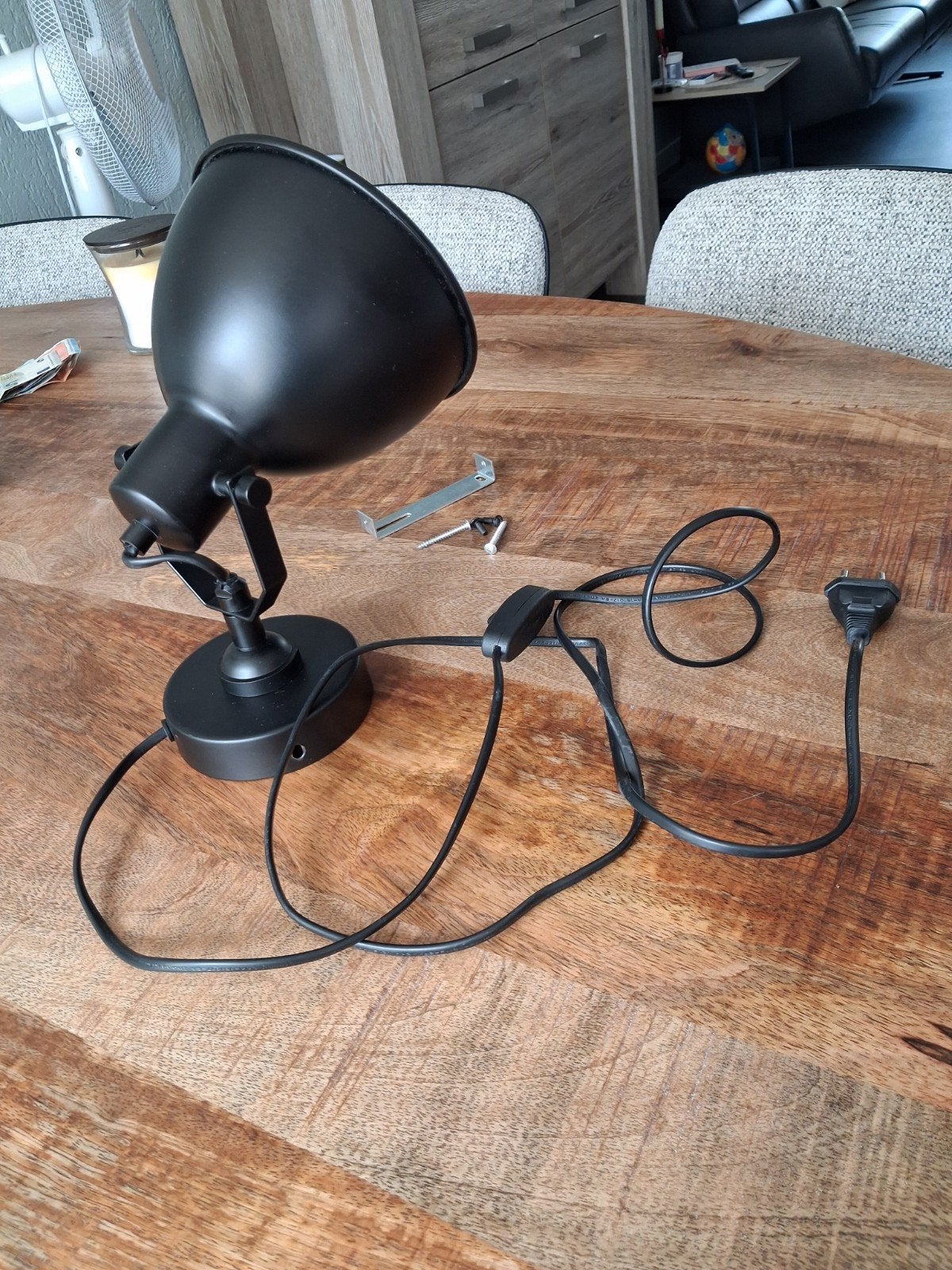 Zwarte muurlamp van Karwei, zo goed als nieuw, Ophalen, Zwart, Zo goed als nieuw, Metaal