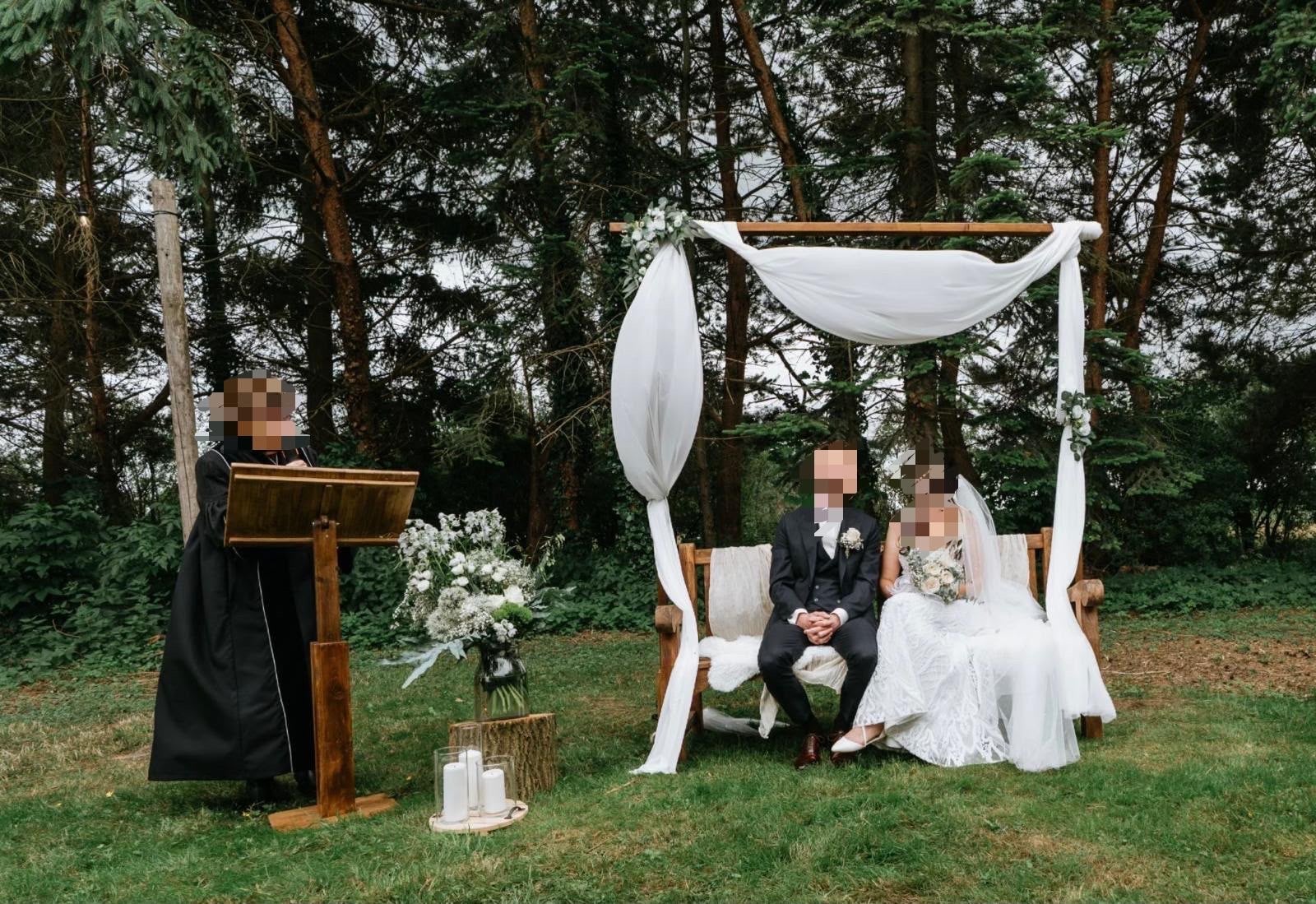 Bruiloft Backdrop met Tule en Kunstbloemen, Ophalen, Zo goed als nieuw, Versiering, Geboorte of Huwelijk