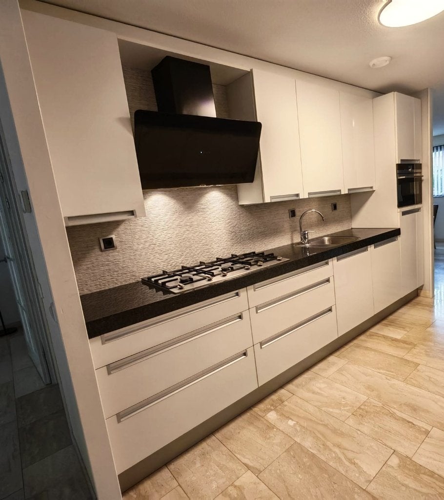 Moderne witte keuken met zwart granieten blad, Ophalen, Wit, Graniet of Steen, Dubbelwandige keuken
