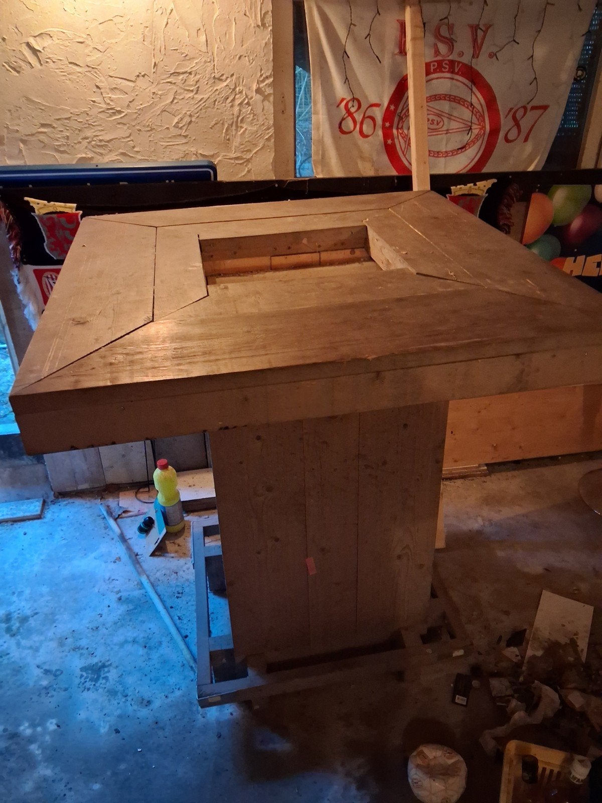Robuuste houten statafel met opbergruimte, Ophalen