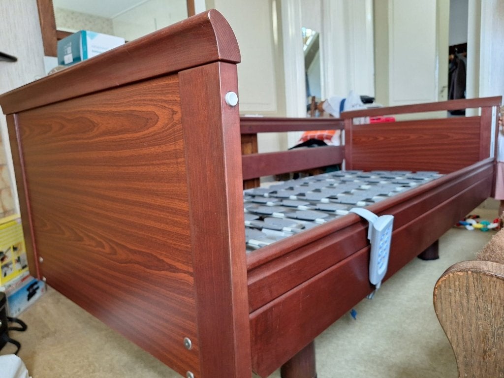 Hoog laag bed incl. nachtkastje, Huis en Inrichting, Slaapkamer | Bedden, Gebruikt, Eenpersoons, 90 cm, 200 cm, Hout, Bruin, Ophalen