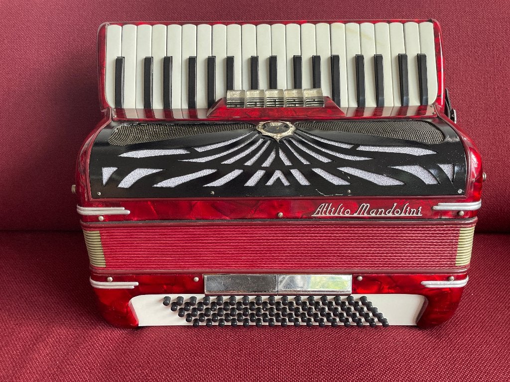 Italiaanse Attilio Mandolini accordeon . 80 bas . 3 korig ., Overige merken, Gebruikt, 80-bas, Met koffer