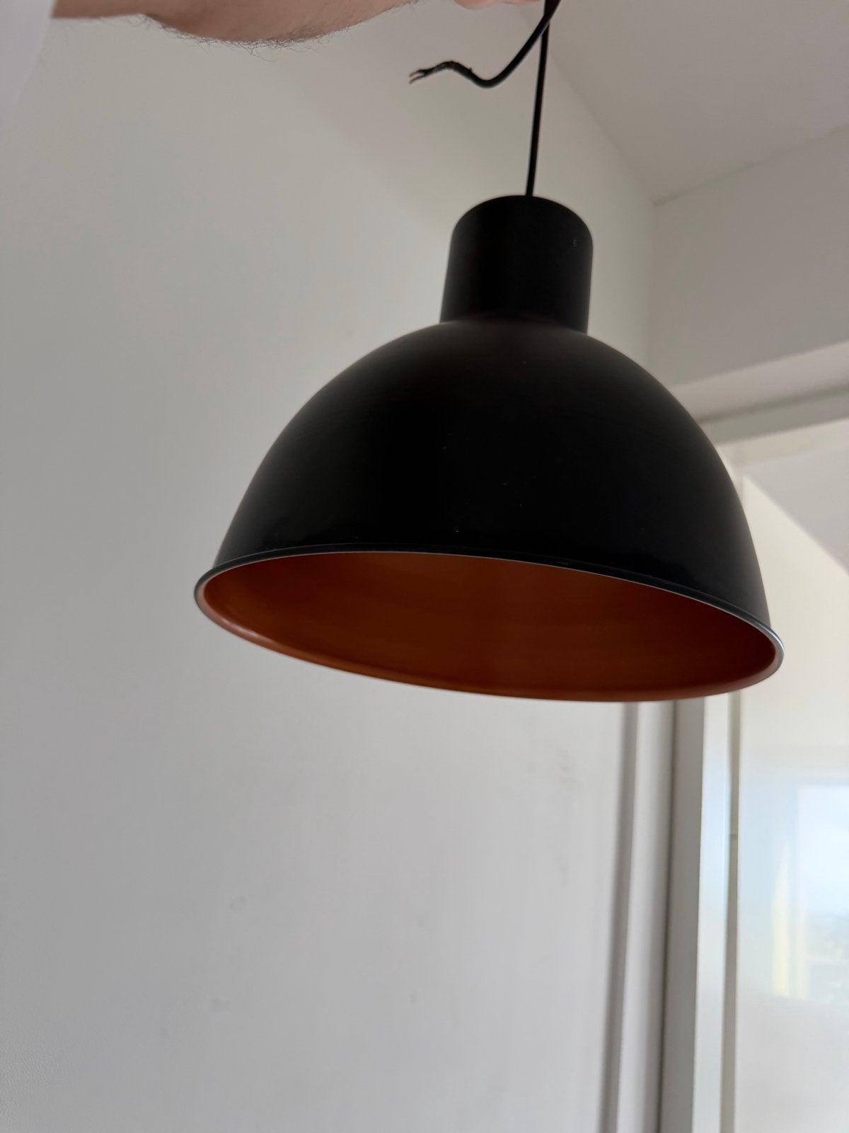 Zwarte hanglamp met koperen binnenkant E27 fitting, Ophalen of Verzenden, Gebruikt, Metaal, E27 (groot)
