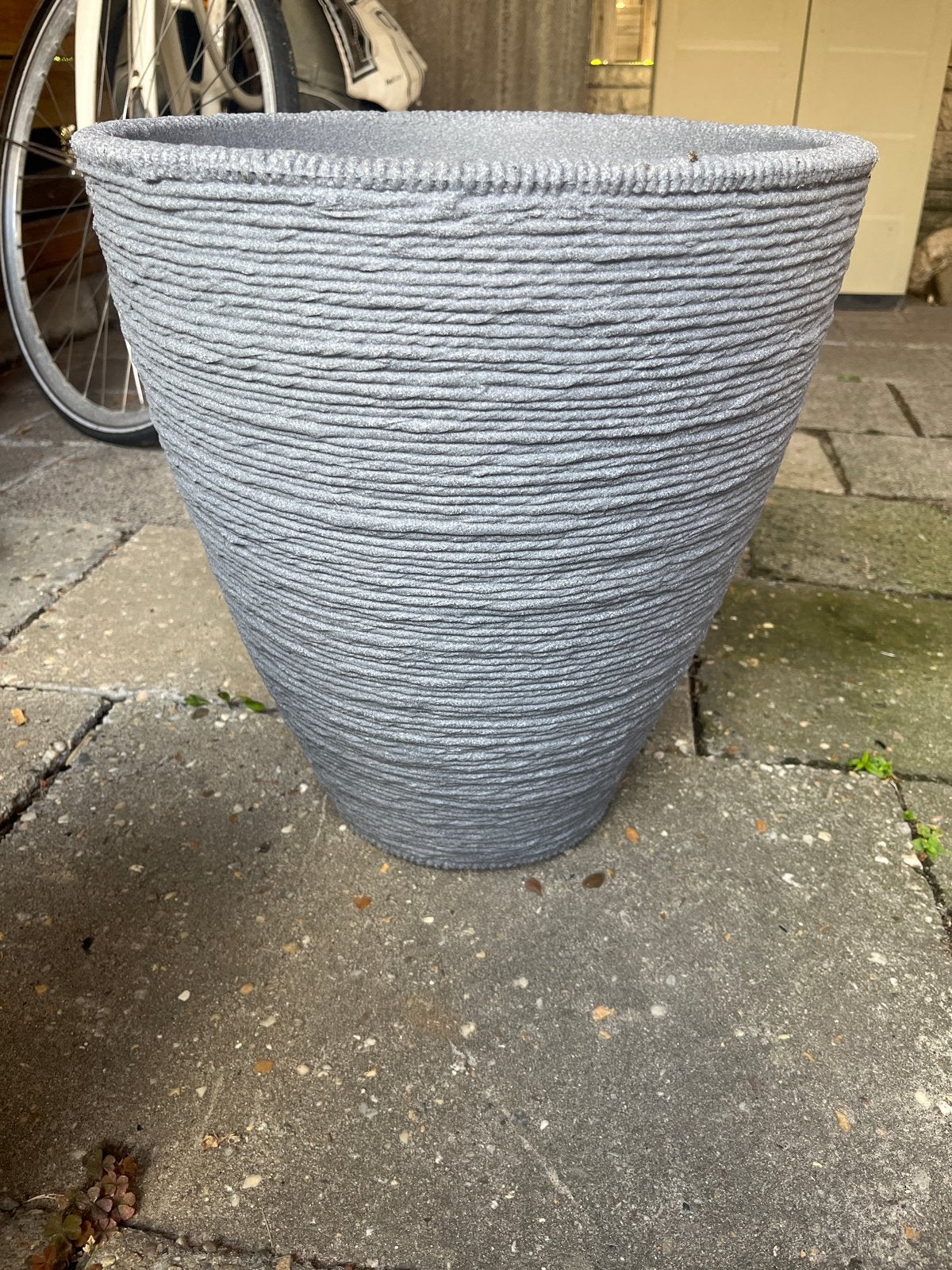 Grote grijze bloempot met structuur, Ophalen, Kunststof, 40 cm of meer, Rond