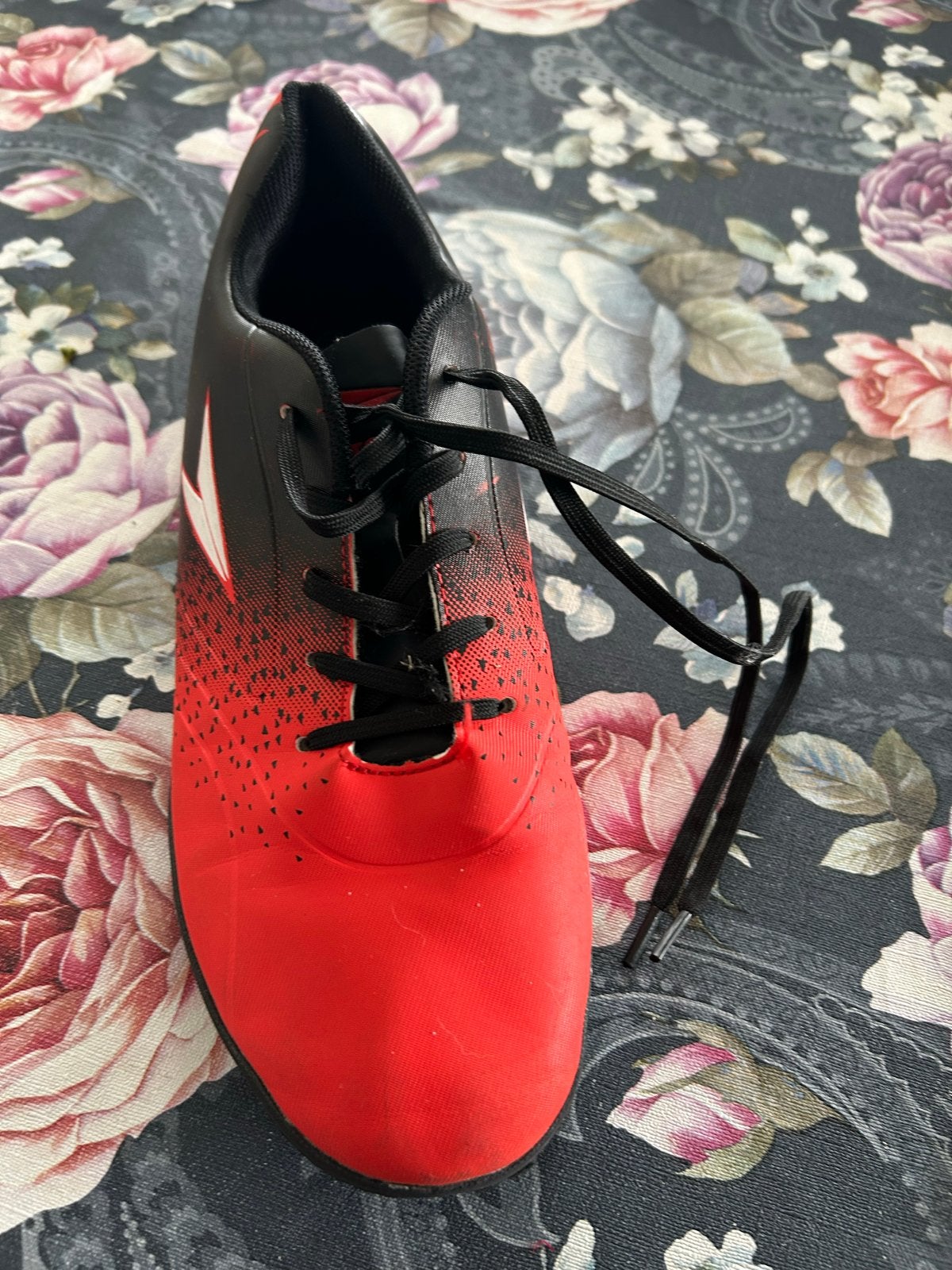 Rood-zwarte zaalvoetbalschoenen, maat 39, Ophalen of Verzenden, Gebruikt, Schoenen