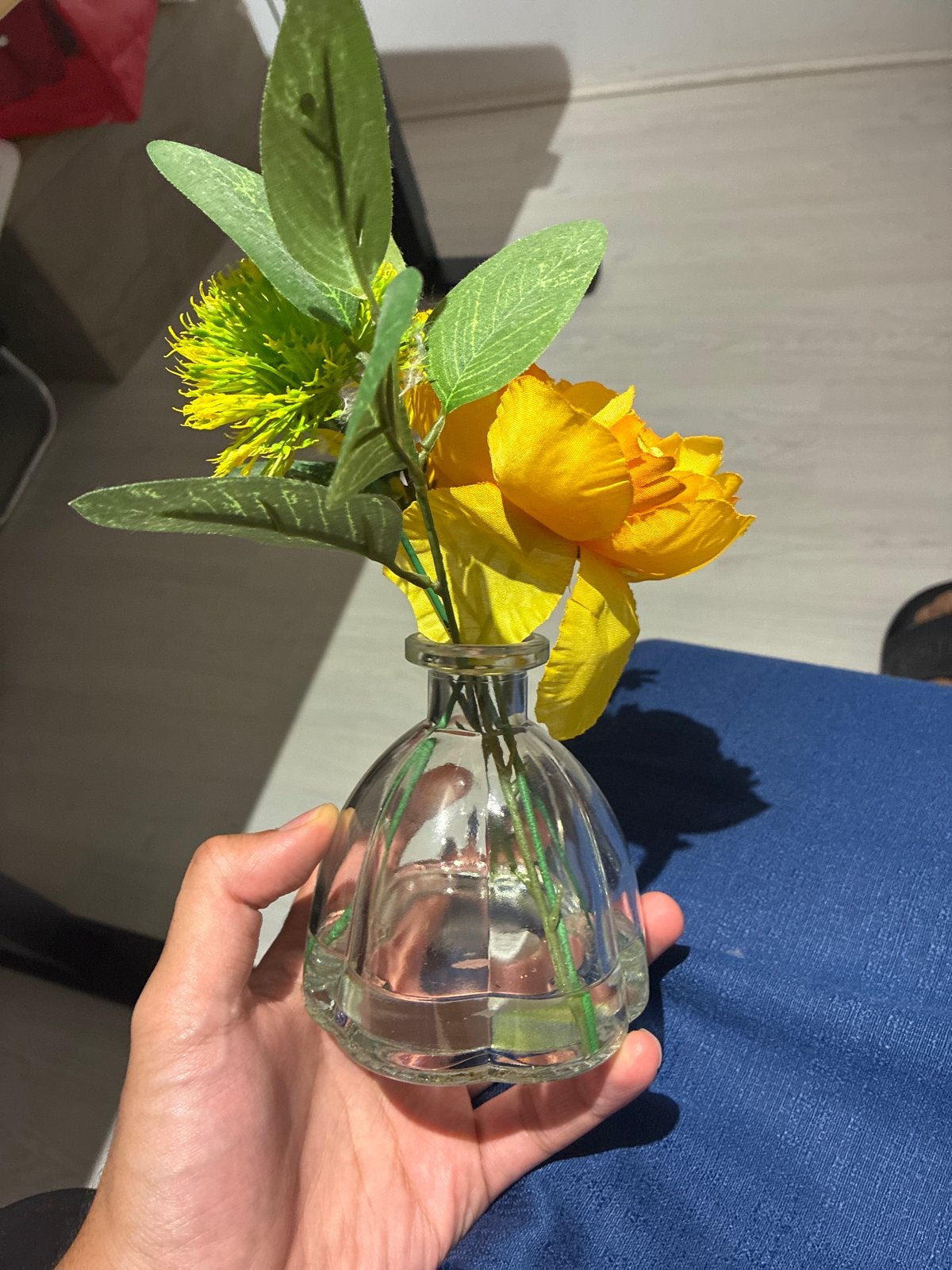 Glazen vaasje met kunstbloemen, Transparant, Inclusief decoratie, Ophalen of Verzenden, Glas