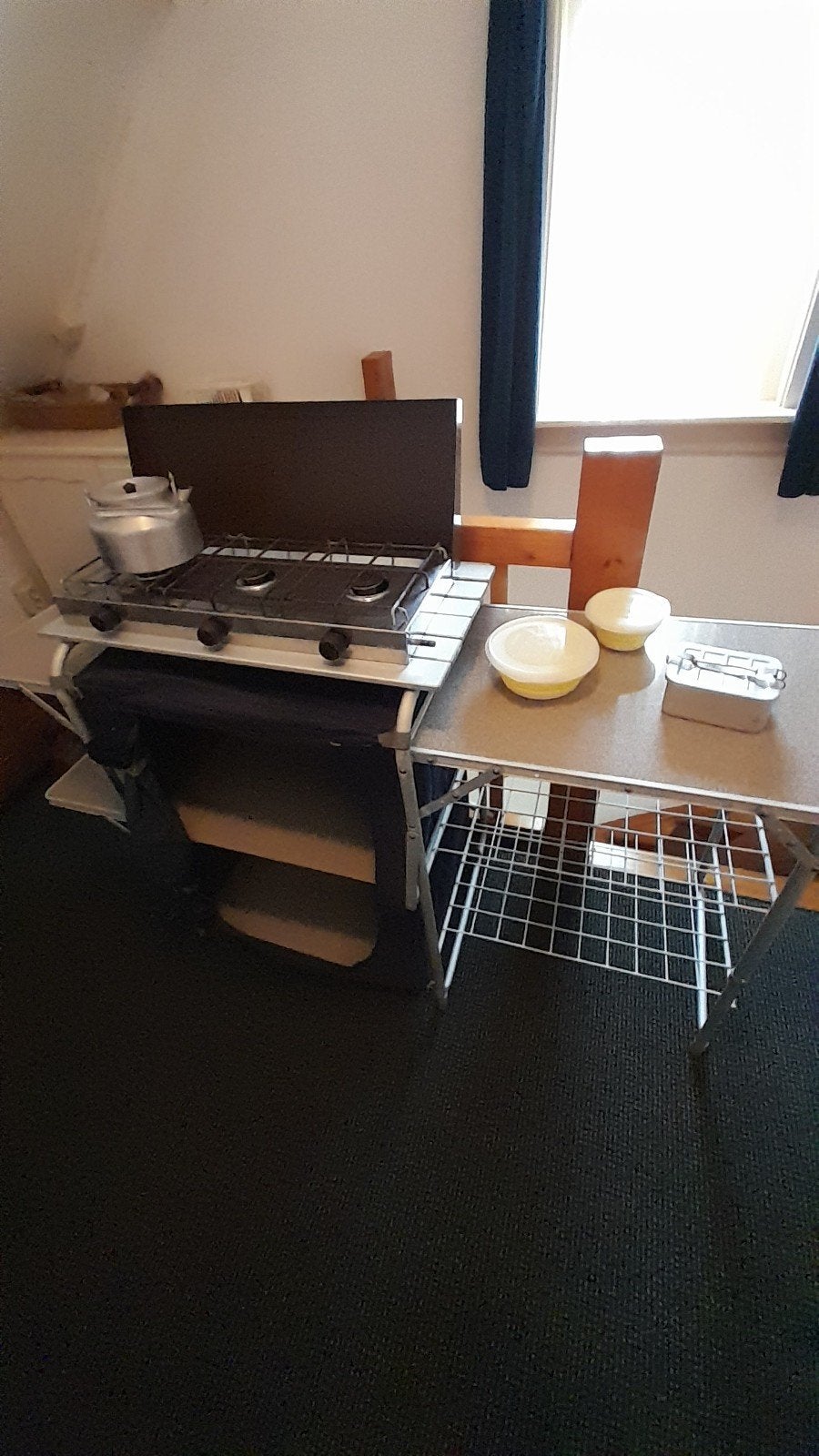 Camping kooktafel met afsluitbaar kastje.l, Caravans en Kamperen, Ophalen of Verzenden, Zo goed als nieuw, Campingmeubel-accessoire