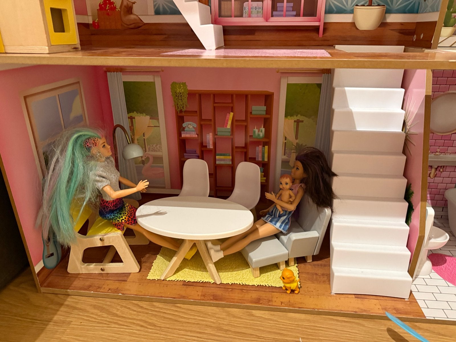 Groot en compleet poppenhuis met meubels en poppen, Ophalen, Zo goed als nieuw, Poppenhuis