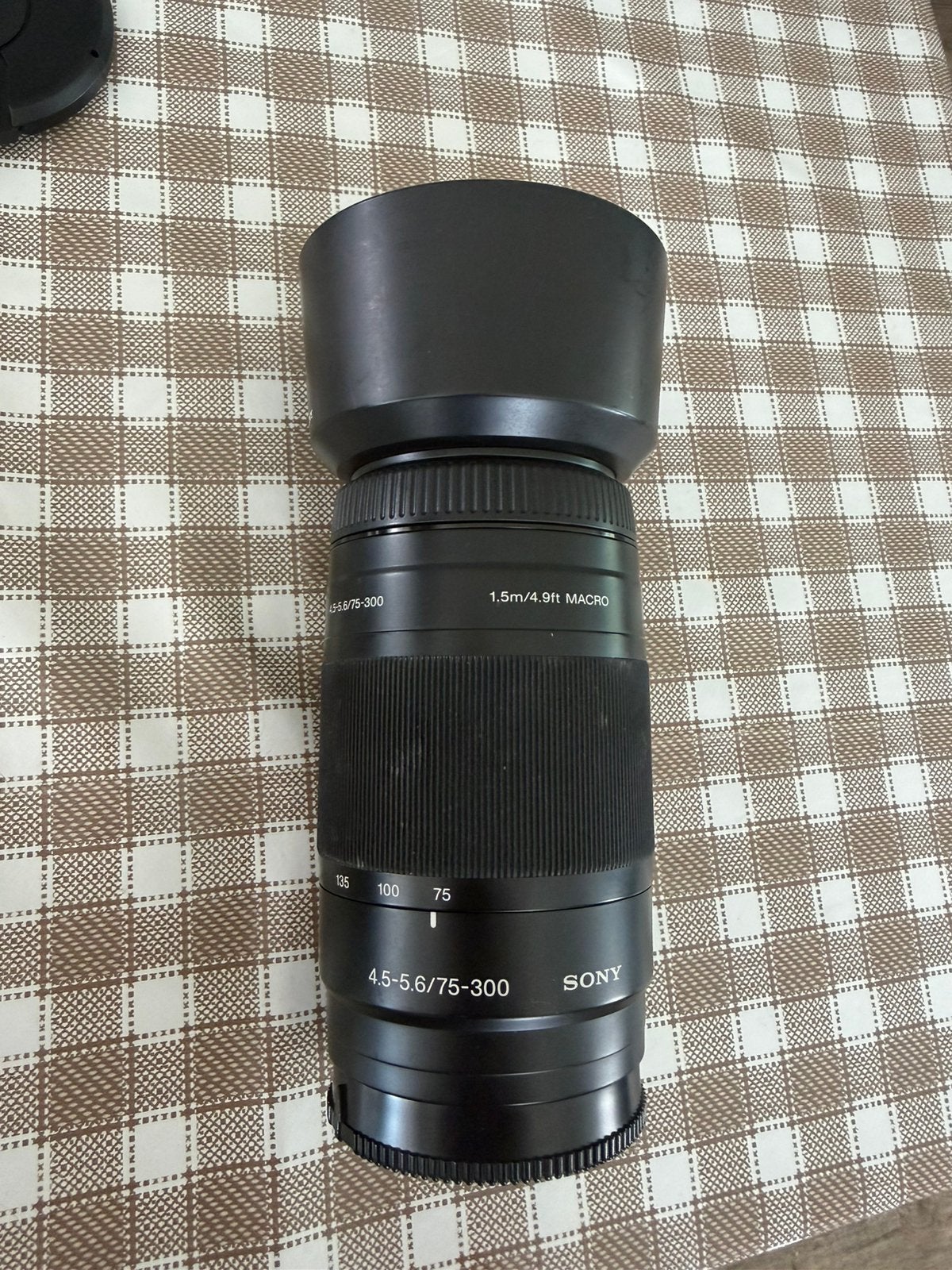 Sony 75-300mm f/4.5-5.6 SAM Sony A-mount Inclusief zonnekap, Ophalen of Verzenden, Zo goed als nieuw, Telelens, Zoom