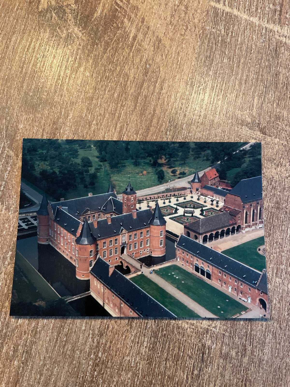 Oude Postkaart: Luchtzicht Alden Biesen met Stijltuinen, Verzamelen, Ophalen of Verzenden, 1980 tot heden, Ongelopen, Limburg
