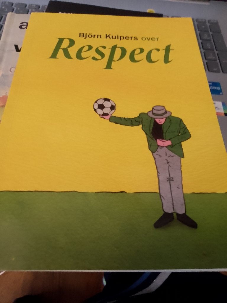 voerbalboek bjorn kuipers over RESPECT, Ophalen, Zo goed als nieuw, Balsport