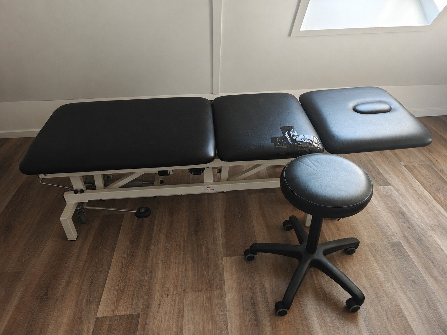 Verstelbare Eco-line behandelbank en kruk met wieltjes, Sport en Fitness, Massageproducten, Ophalen, Gebruikt, Massagetafel