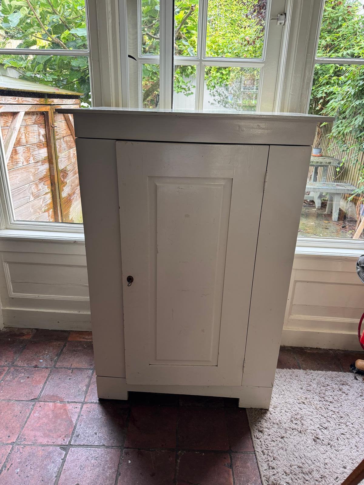 Witte houten kast (TV kast), Ophalen