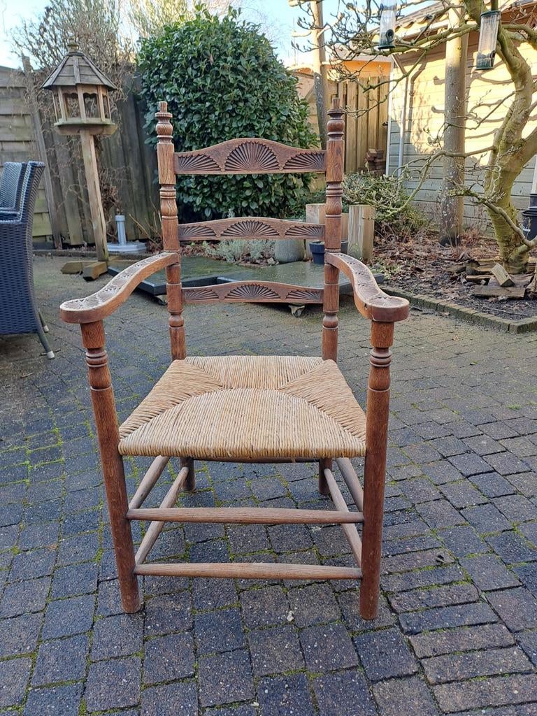 Antieke armstoel met houtsnijwerk, Ophalen