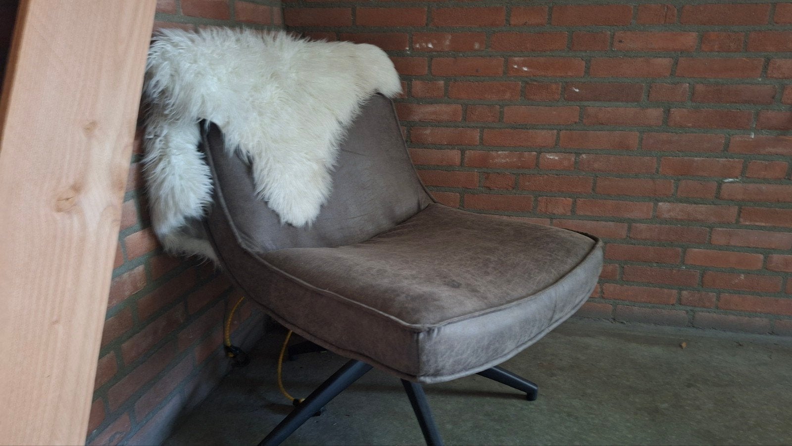 mooie geborsteld leren draai stoel grijs nooit opgezeten, Ophalen of Verzenden, Zo goed als nieuw, Overige materialen, 50 tot 75 cm