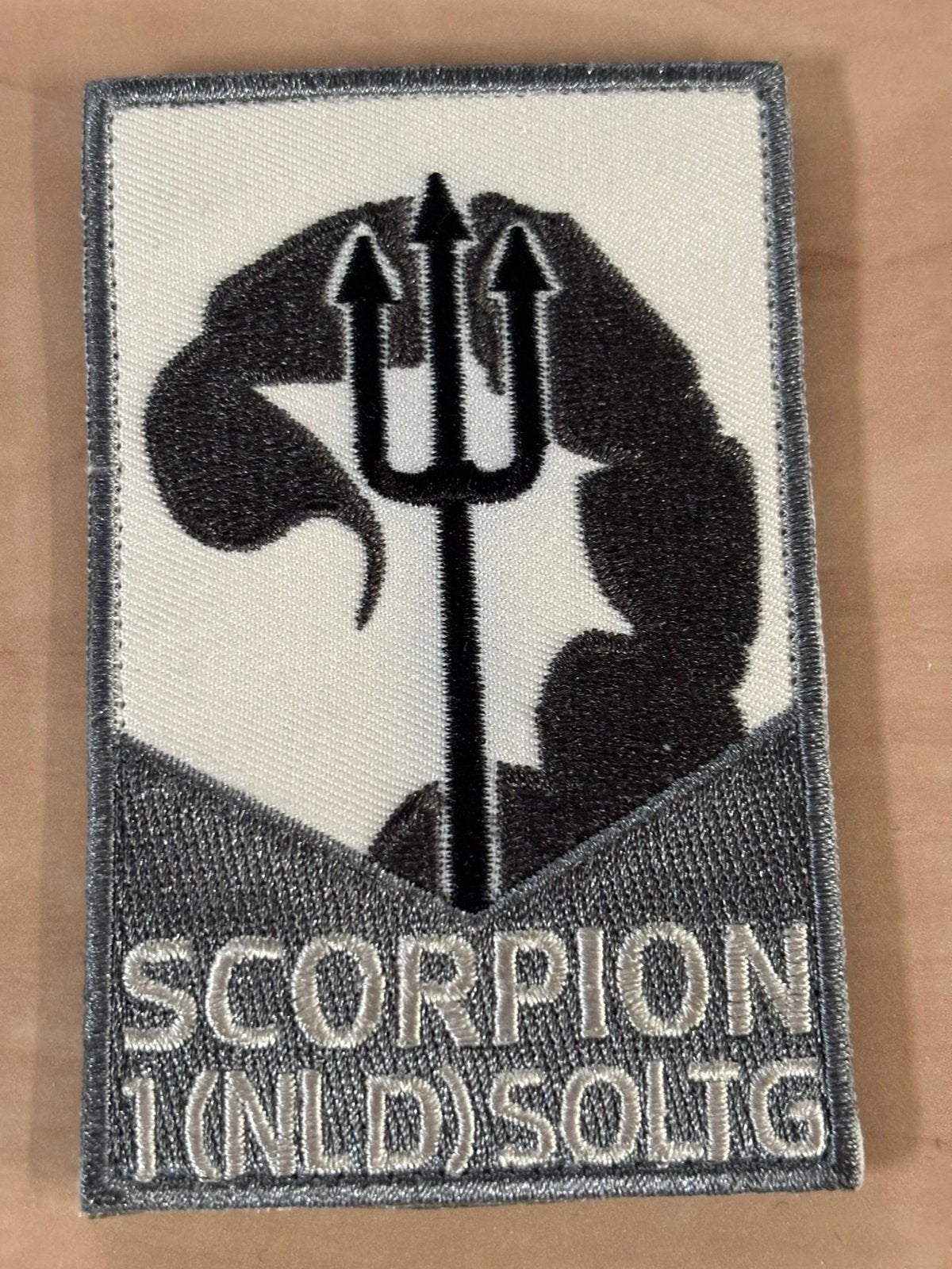Embleem scorpion kct, Ophalen of Verzenden, Landmacht, Nederland, Embleem of Badge